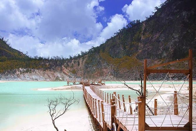 https://cdn.holicay.com/uploads/1756976234013-kawah-putih-bandung.jpg