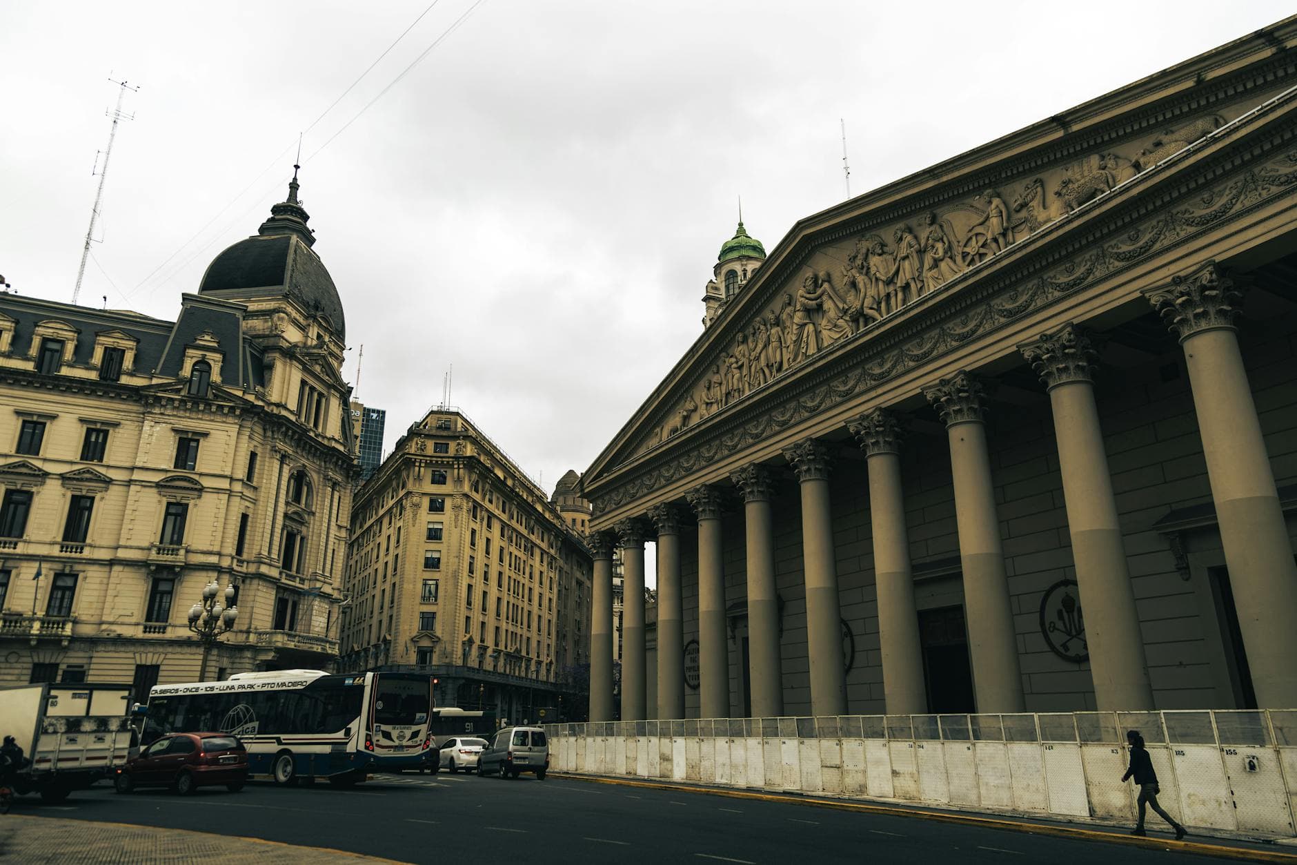 https://cdn.holicay.com/uploads/1779096477449-2042410c-e8c2-48e0-a023-4b6929be9b03-buenos-aires-3.jpg