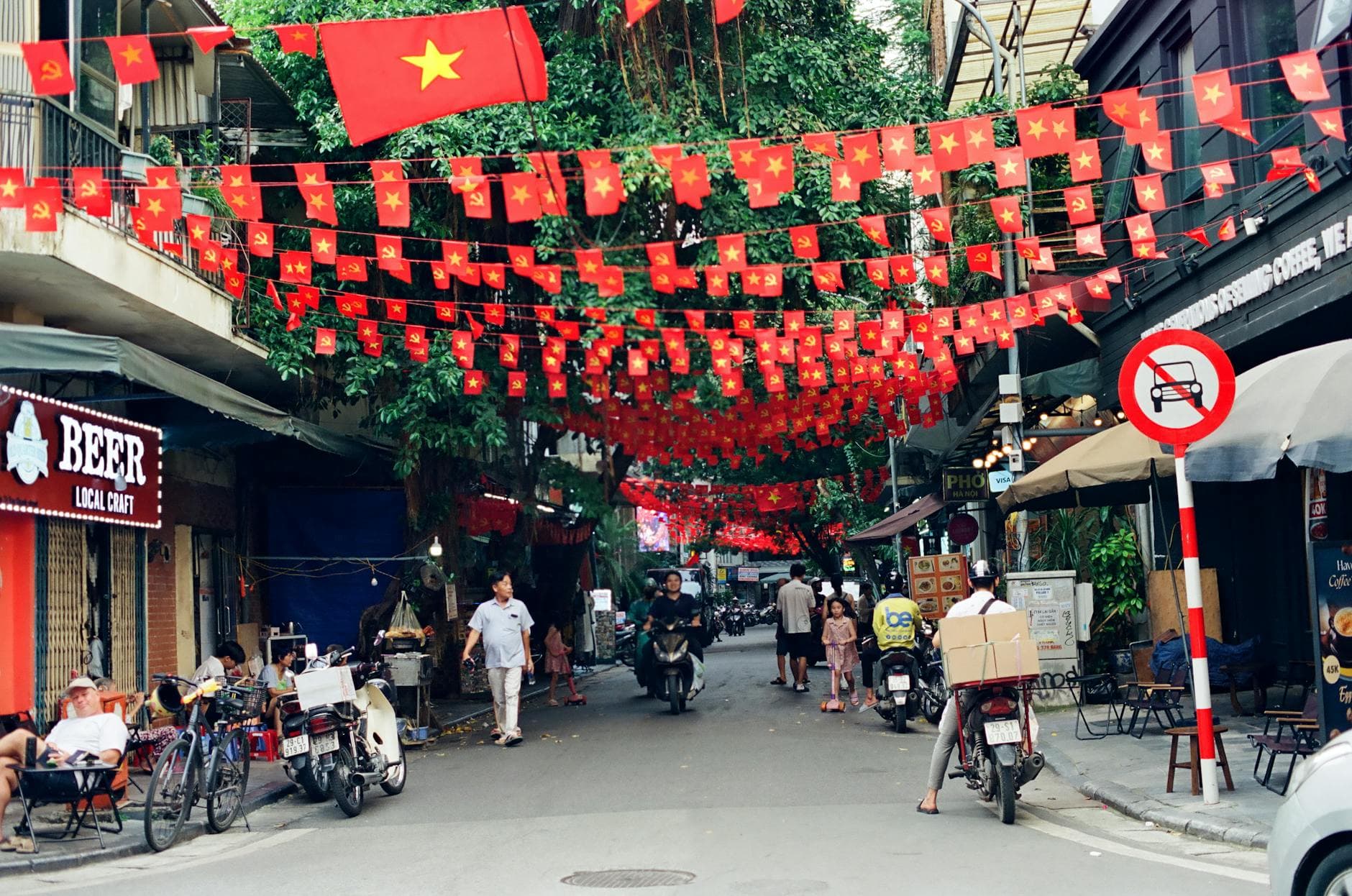 https://cdn.holicay.com/uploads/1779176224628-c910ba60-f8f2-4ea2-a95c-f0d73d8e3373-hanoi-1.jpg