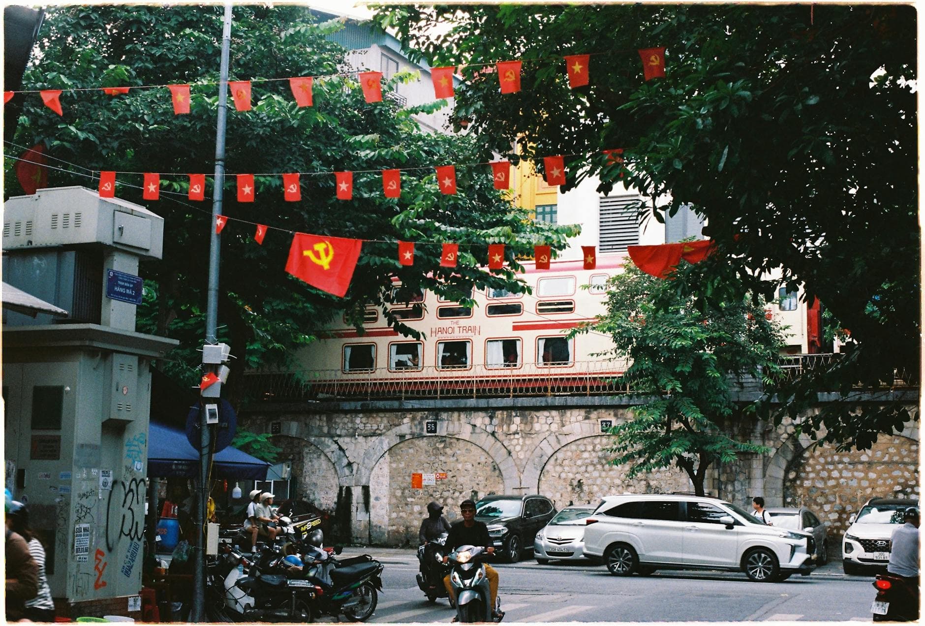 https://cdn.holicay.com/uploads/1779176224654-29b19911-03a3-483a-ab30-b3c8ec86dc56-hanoi-3.jpg