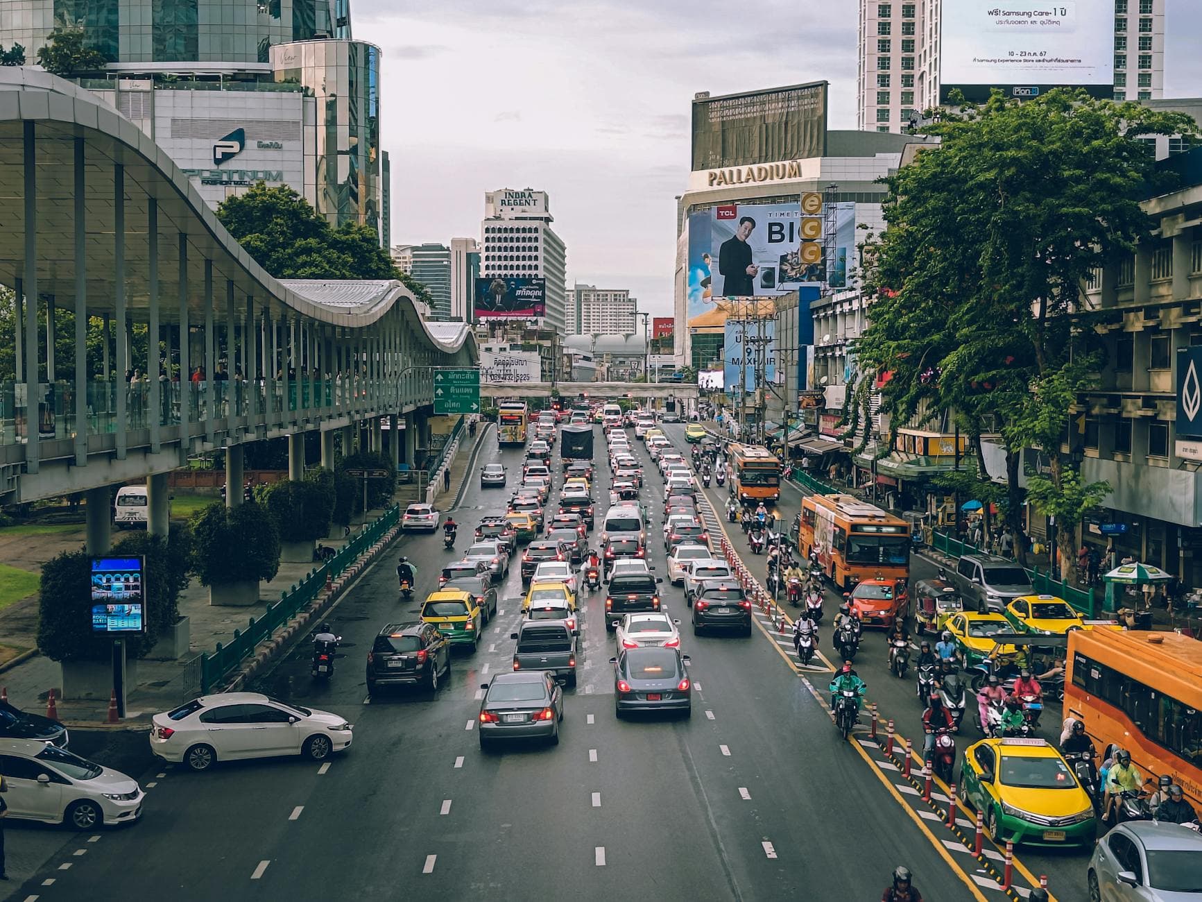 https://cdn.holicay.com/uploads/1779255247737-c2878fe4-a5fd-4493-b709-1a20847aa6e1-bangkok-1.jpg