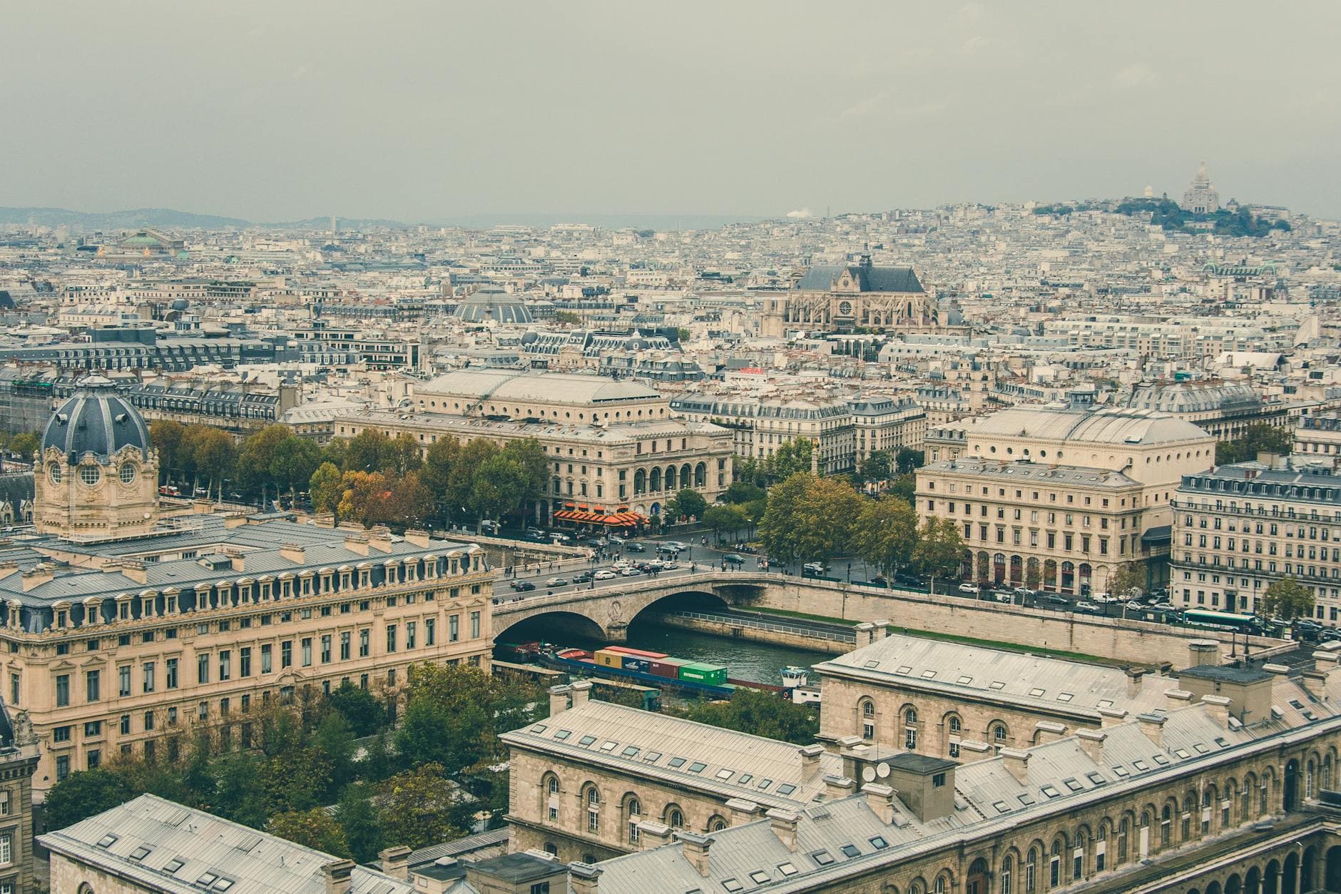 https://cdn.holicay.com/uploads/1779263304872-c659920e-c9a6-4d6f-99c6-74e69b83d8ea-paris-2.jpg