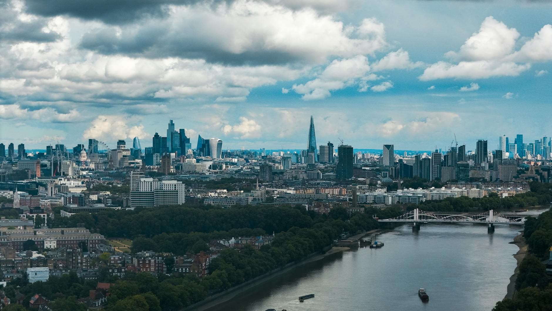 https://cdn.holicay.com/uploads/1779267971741-919383e4-370b-45c2-9e24-67e46e9c65c0-london-2.jpg