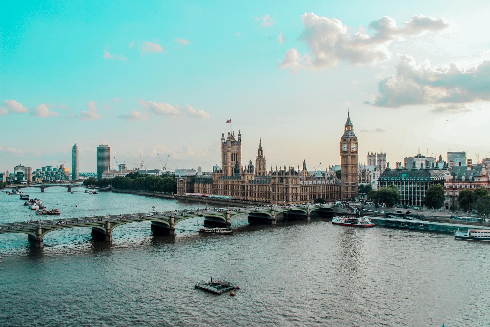 https://cdn.holicay.com/uploads/1779268205097-3ee55481-249a-42ca-832d-010935a1b4da-london-1.jpg