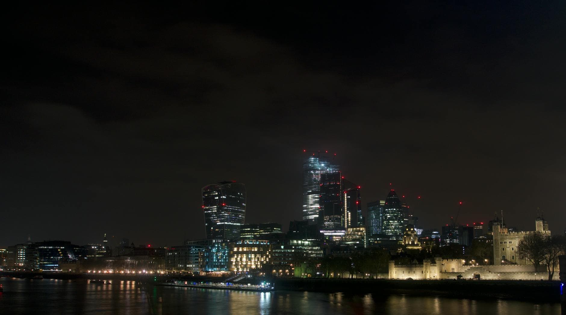 https://cdn.holicay.com/uploads/1779268296941-6e48c8ba-9404-4834-ad3b-cc2b3698a777-london-2.jpg