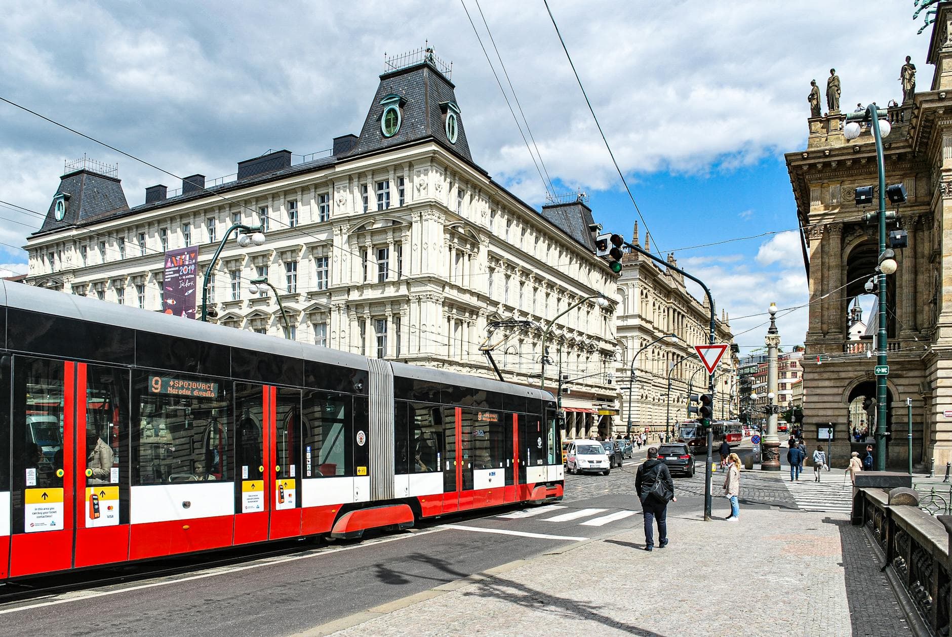 https://cdn.holicay.com/uploads/1779278924015-f67795e1-cc51-4dde-8cfc-9d621b810924-prague-3.jpg