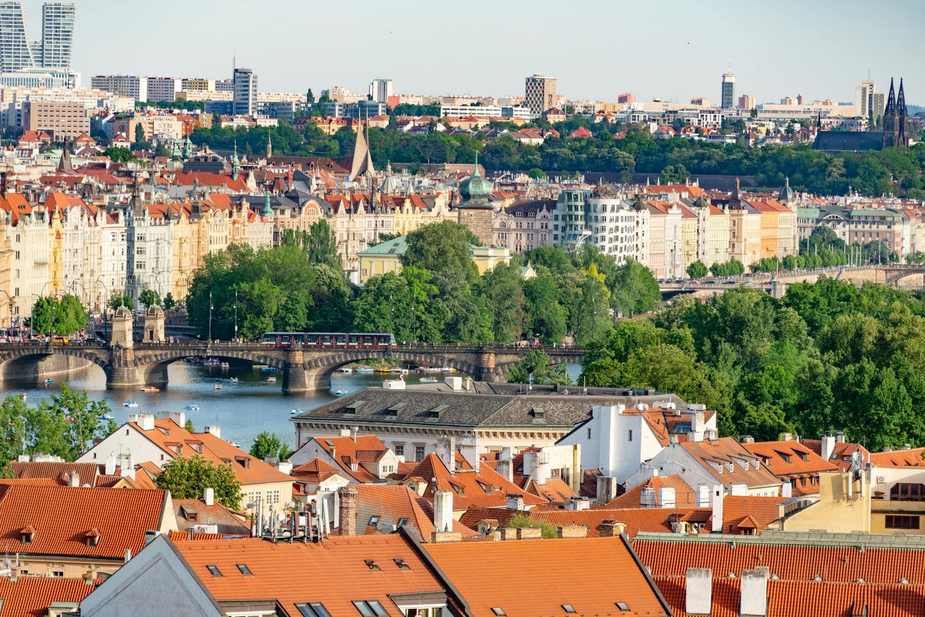 https://cdn.holicay.com/uploads/1779279000695-43fe330e-0b8d-4a10-a367-80e04513335f-prague-3.jpg