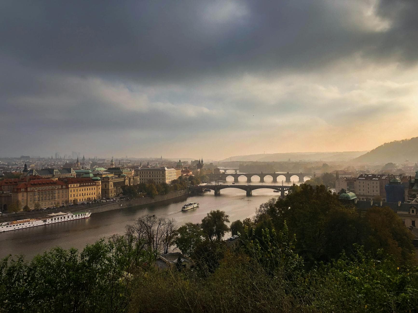 https://cdn.holicay.com/uploads/1779279077482-534e63d6-8fd6-49b0-b321-cd303a3264f2-prague-3.jpg