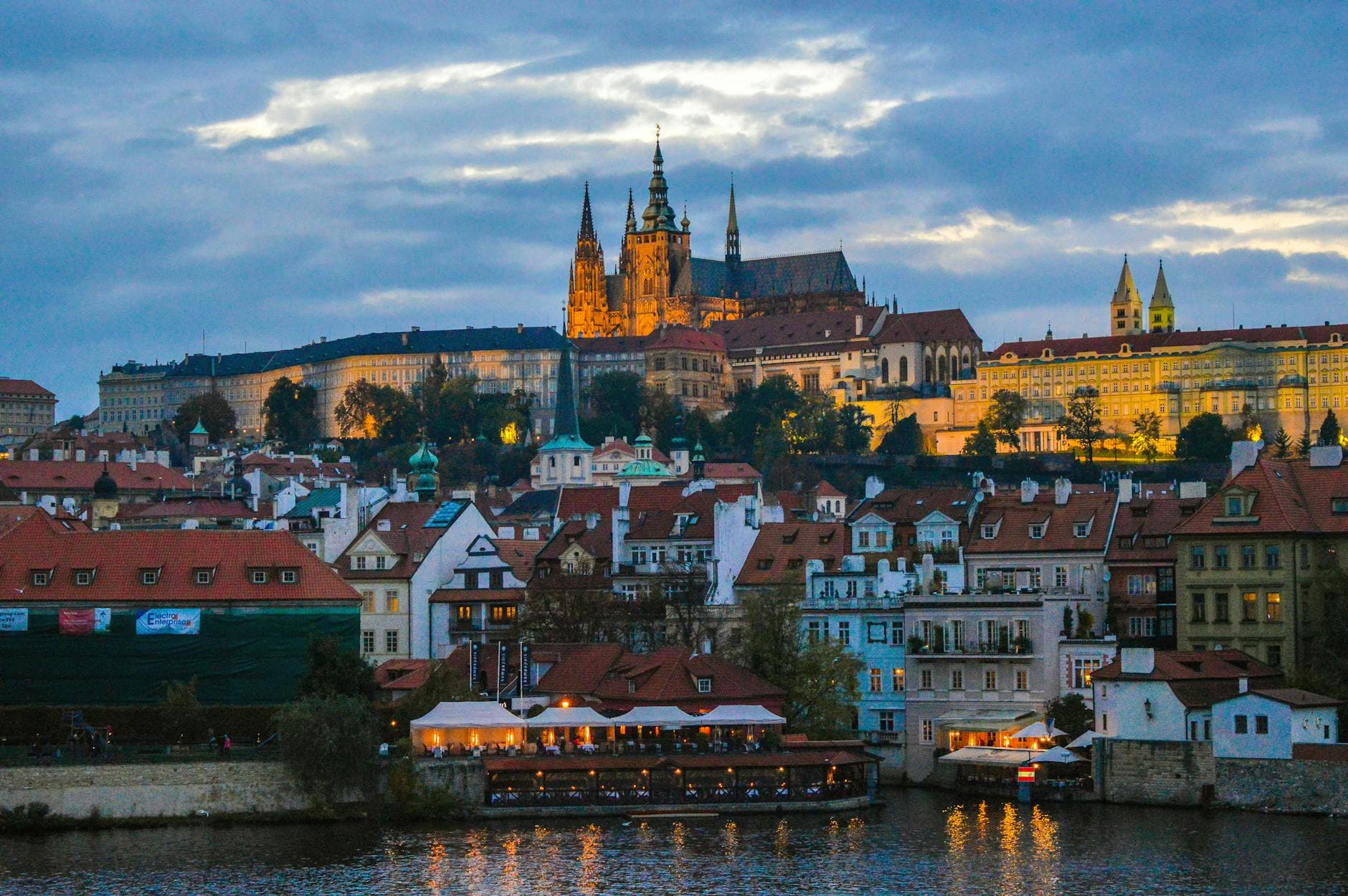 https://cdn.holicay.com/uploads/1779279147234-21da3504-99ab-49e0-b0b9-b9747fc1dbe8-prague-1.jpg