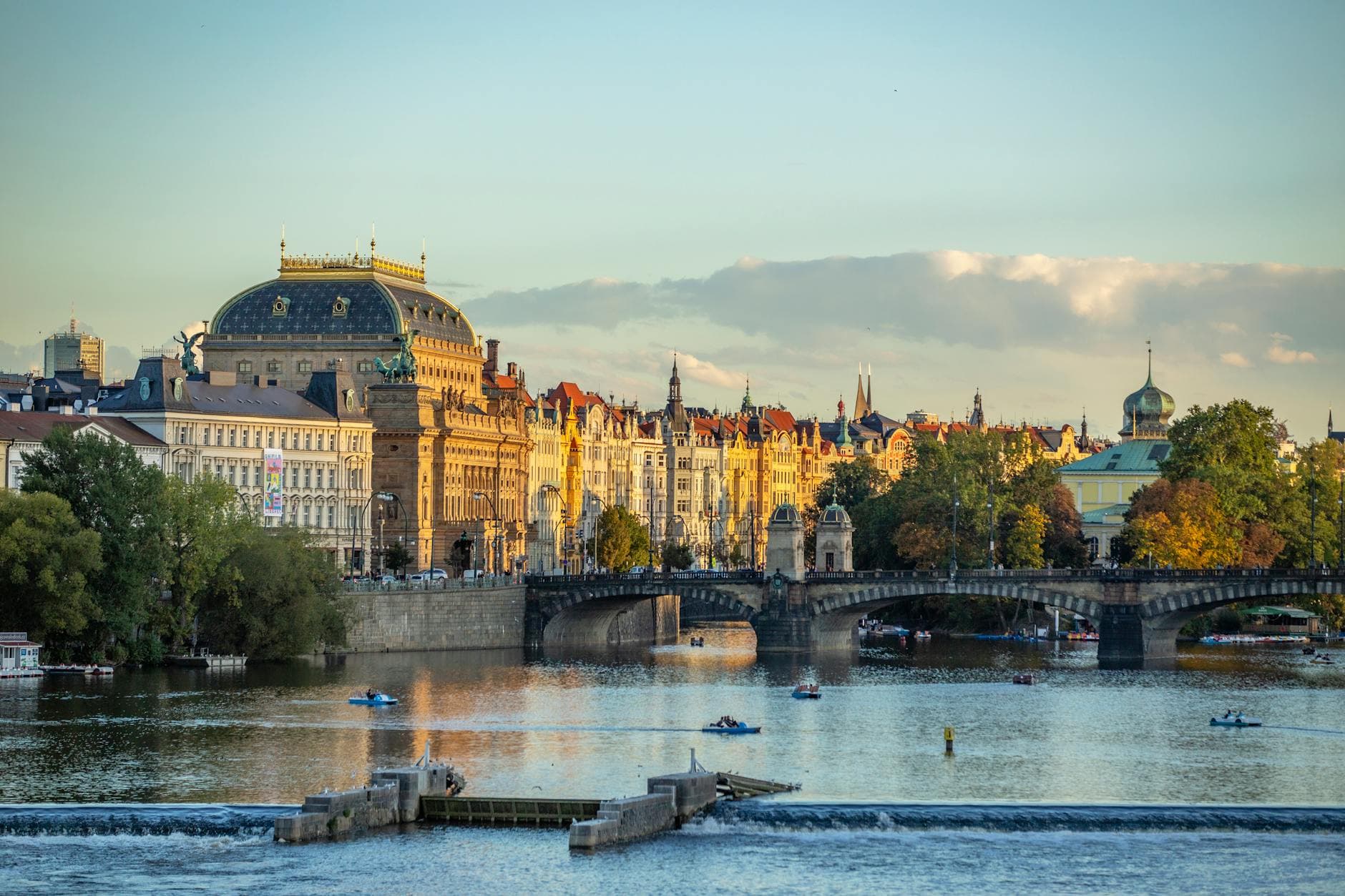 https://cdn.holicay.com/uploads/1779279147452-0b80b1ad-a49e-4f65-b454-3426bab50217-prague-3.jpg