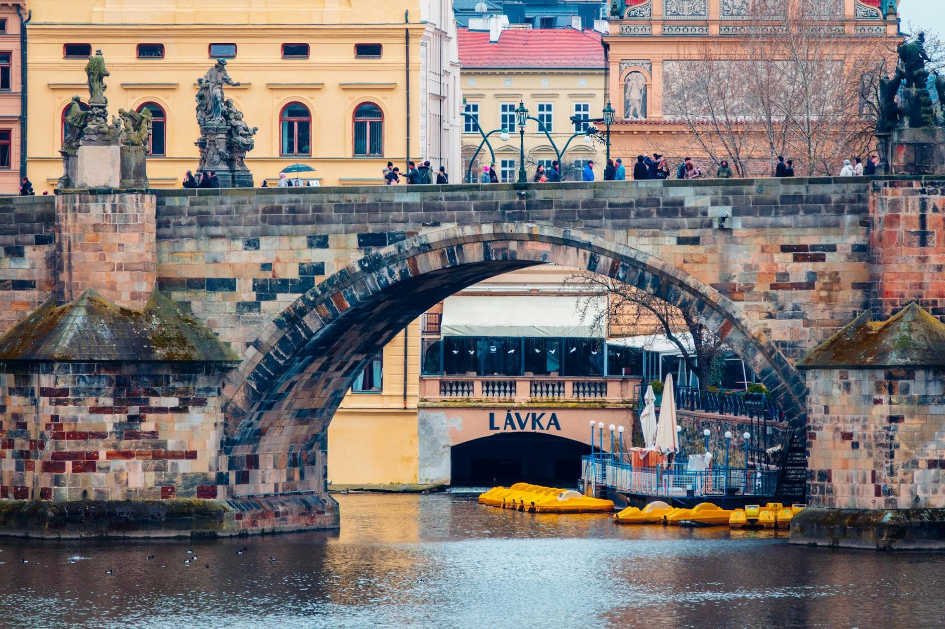 https://cdn.holicay.com/uploads/1779279288035-79f42e61-6c91-4c6a-8123-87cf07864f13-prague-2.jpg