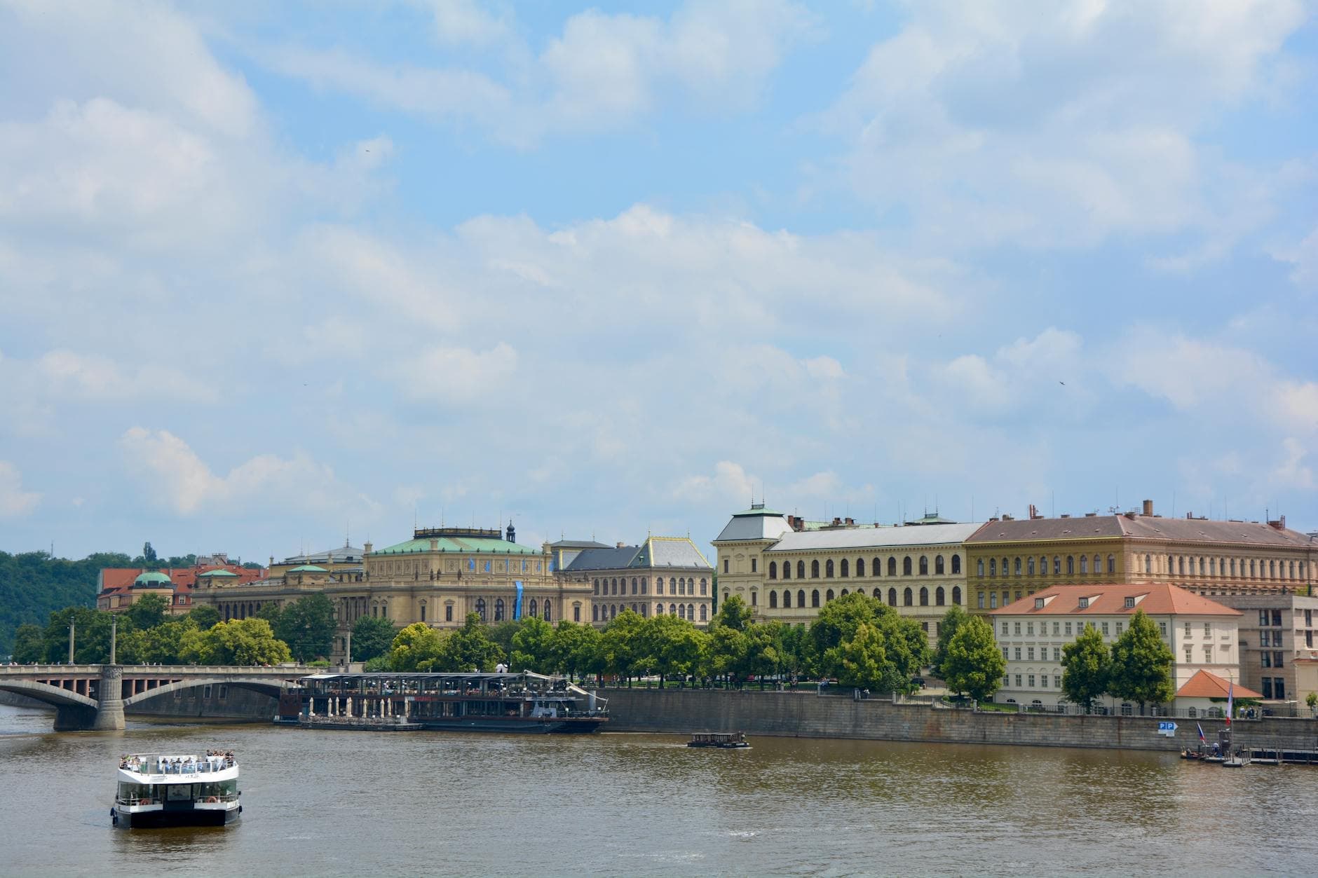 https://cdn.holicay.com/uploads/1779279872708-a7938815-9e2c-4b70-8720-0028401c5e5c-prague-2.jpg