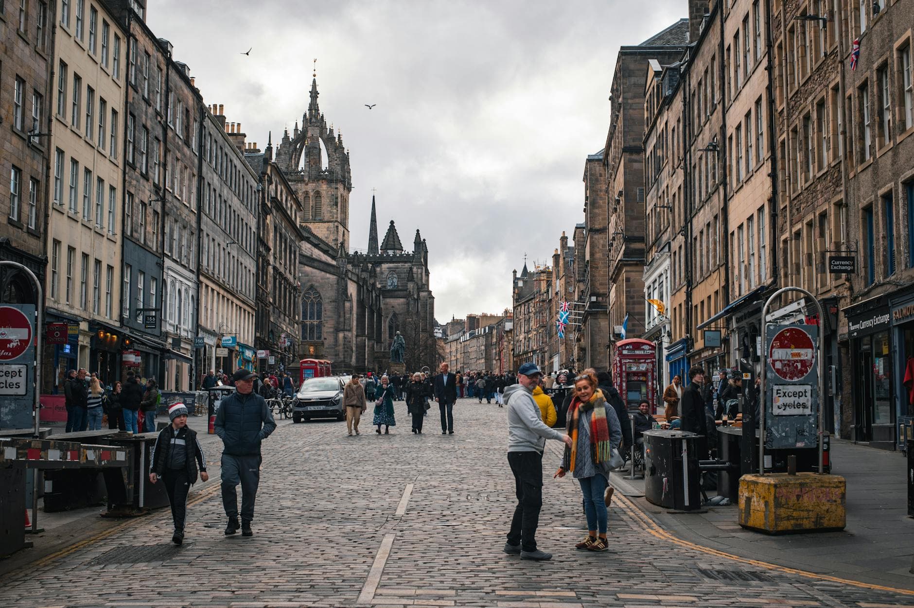 https://cdn.holicay.com/uploads/1779356067410-e311f437-2c77-4e98-8b3c-aa4554638f1e-edinburgh-3.jpg