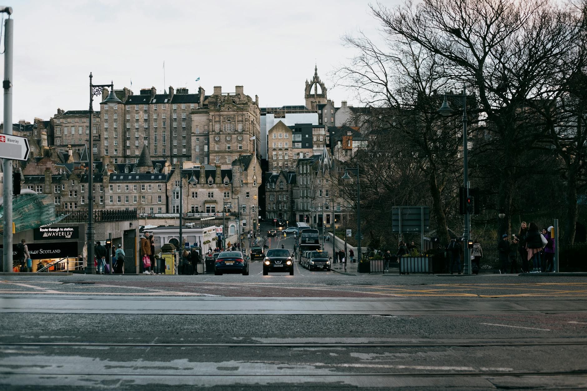 https://cdn.holicay.com/uploads/1779356206340-6a1d17e1-7a98-4e0e-942e-633b2e9f7a40-edinburgh-1.jpg