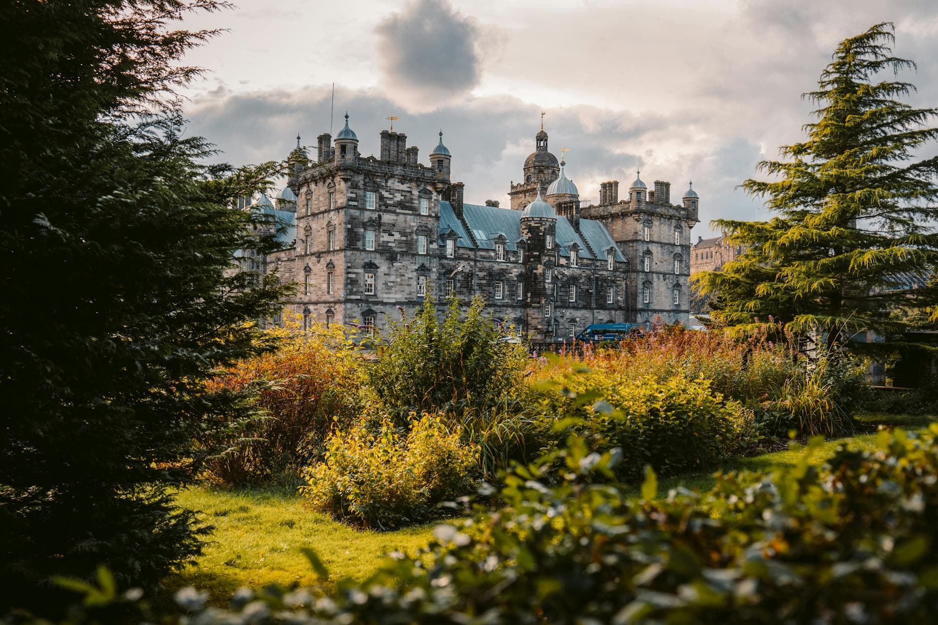 https://cdn.holicay.com/uploads/1779356268059-b069fed6-5c9e-46b7-b06c-3e384fde97a6-edinburgh-3.jpg