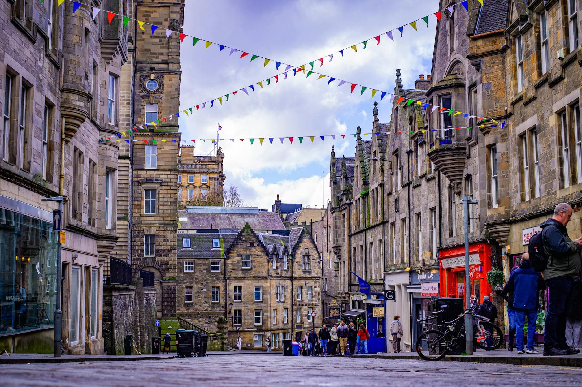 https://cdn.holicay.com/uploads/1779356338407-42e453e4-8ce3-4f2a-ac02-1a869aa2554b-edinburgh-3.jpg