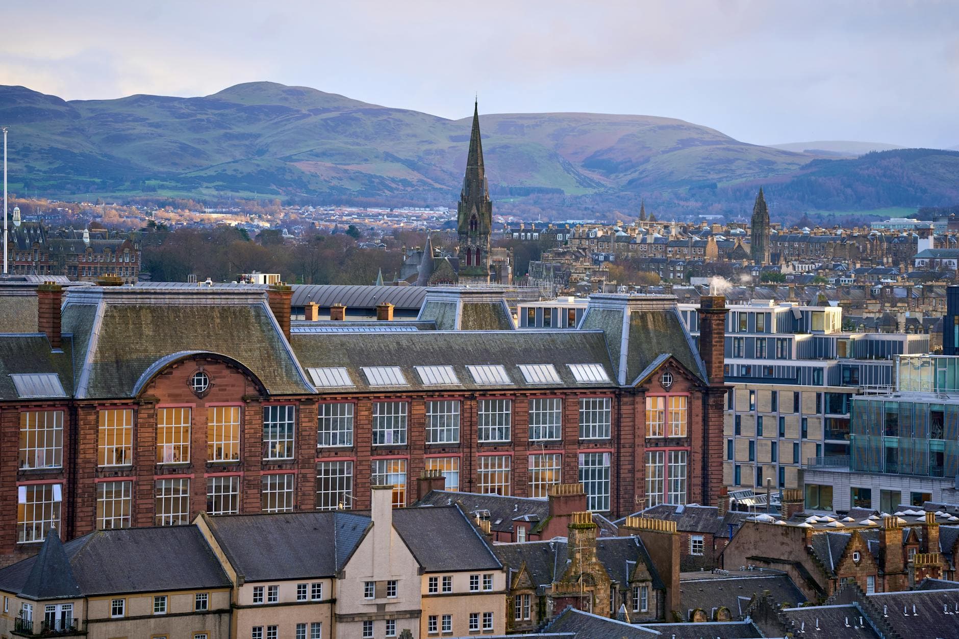 https://cdn.holicay.com/uploads/1779356338473-35635bd3-ac5c-4e95-8852-43080a469de1-edinburgh-2.jpg