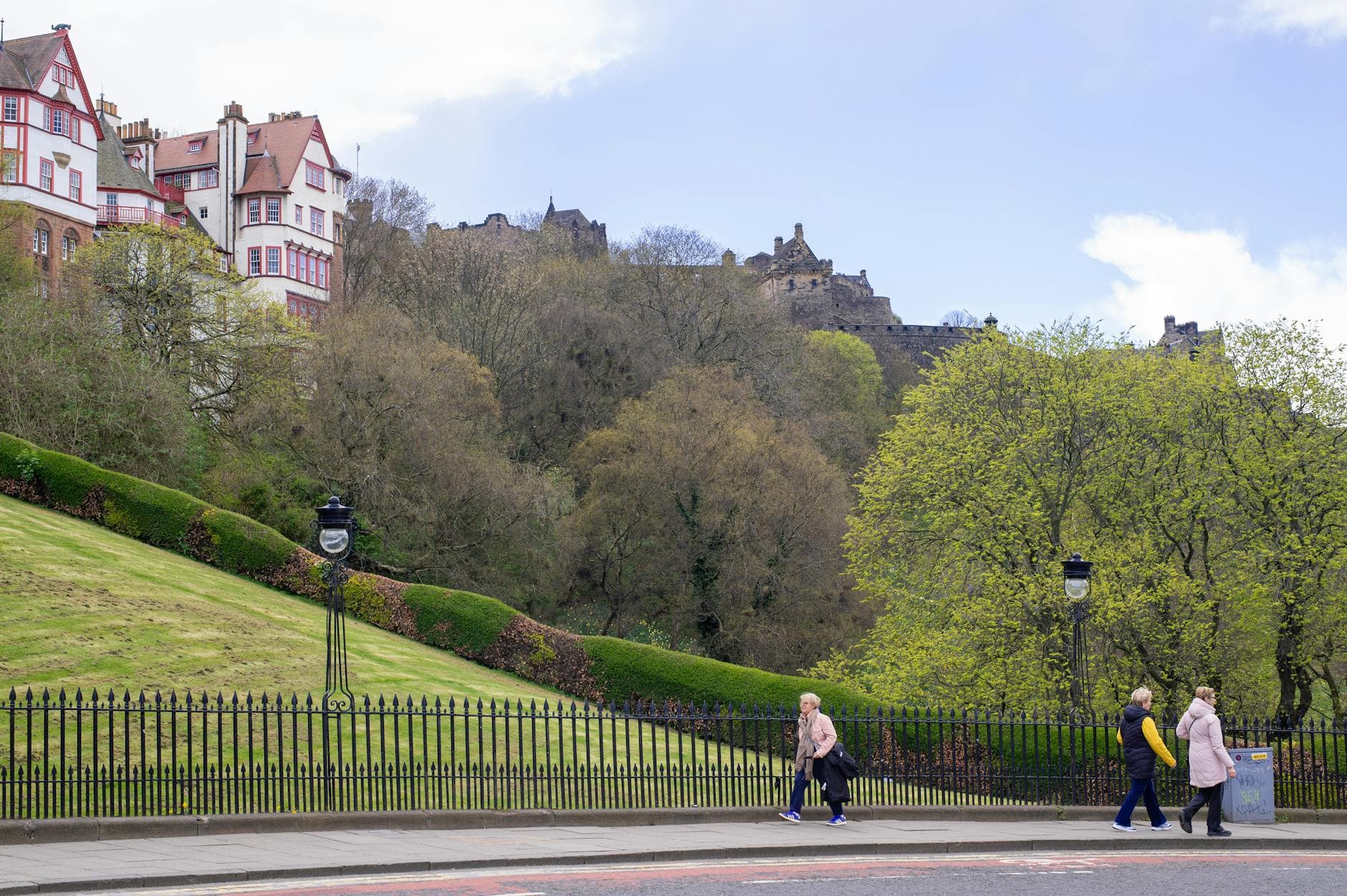https://cdn.holicay.com/uploads/1779356397798-b3448854-c837-4f12-8615-9b3a1e8311ff-edinburgh-2.jpg