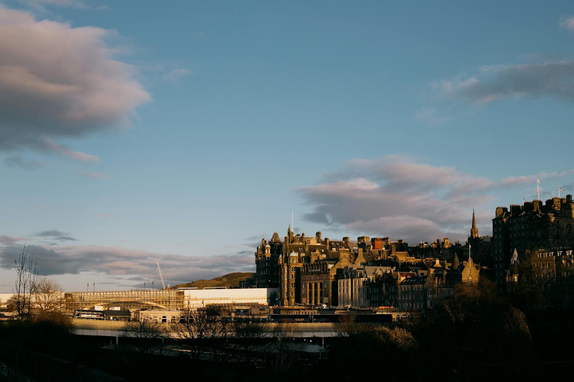 https://cdn.holicay.com/uploads/1779356756412-089b0b4b-45af-4eea-a8c3-0c1dc57de03f-edinburgh-1.jpg
