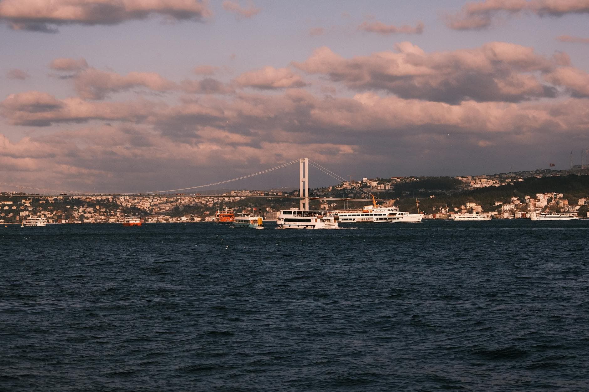 https://cdn.holicay.com/uploads/1779359074818-bac3dc4d-e74d-4c77-9342-0dfc707f4c63-istanbul-1.jpg