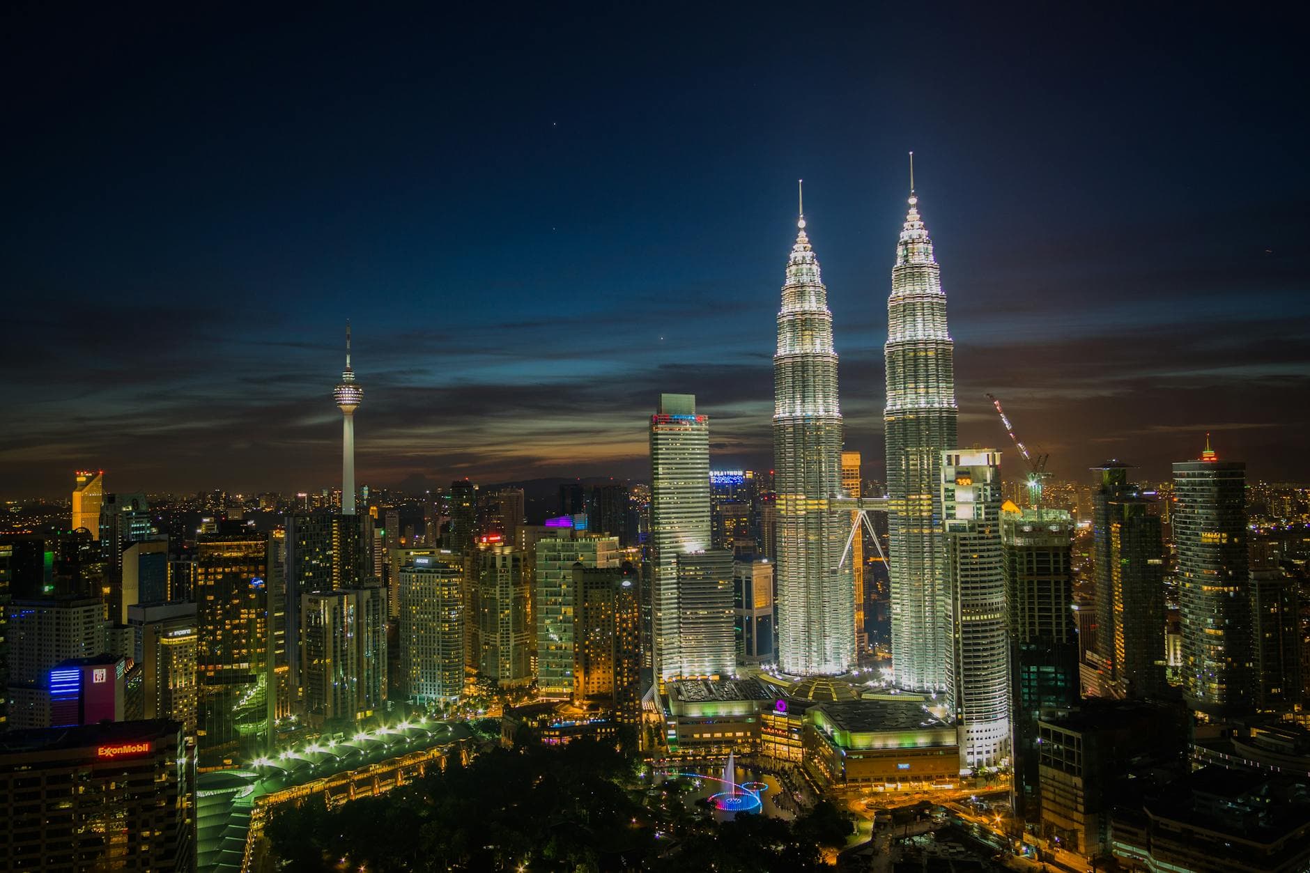 https://cdn.holicay.com/uploads/1779439479587-ca914266-99c7-4891-9e4d-a0f814689611-kuala-lumpur-3.jpg