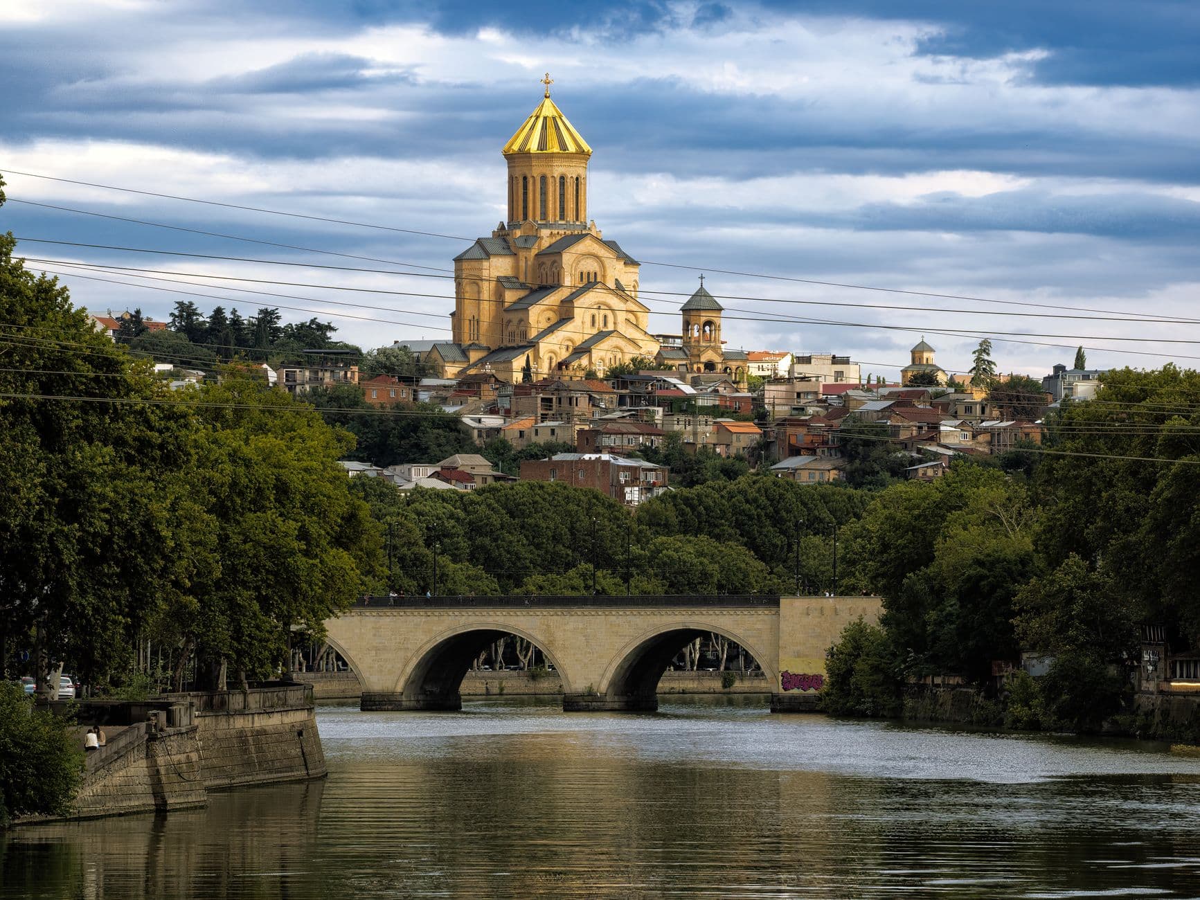 https://cdn.holicay.com/uploads/1779946139353-42191905-9f69-4aa2-83bd-7ec425184ddf-tbilisi-3.jpg