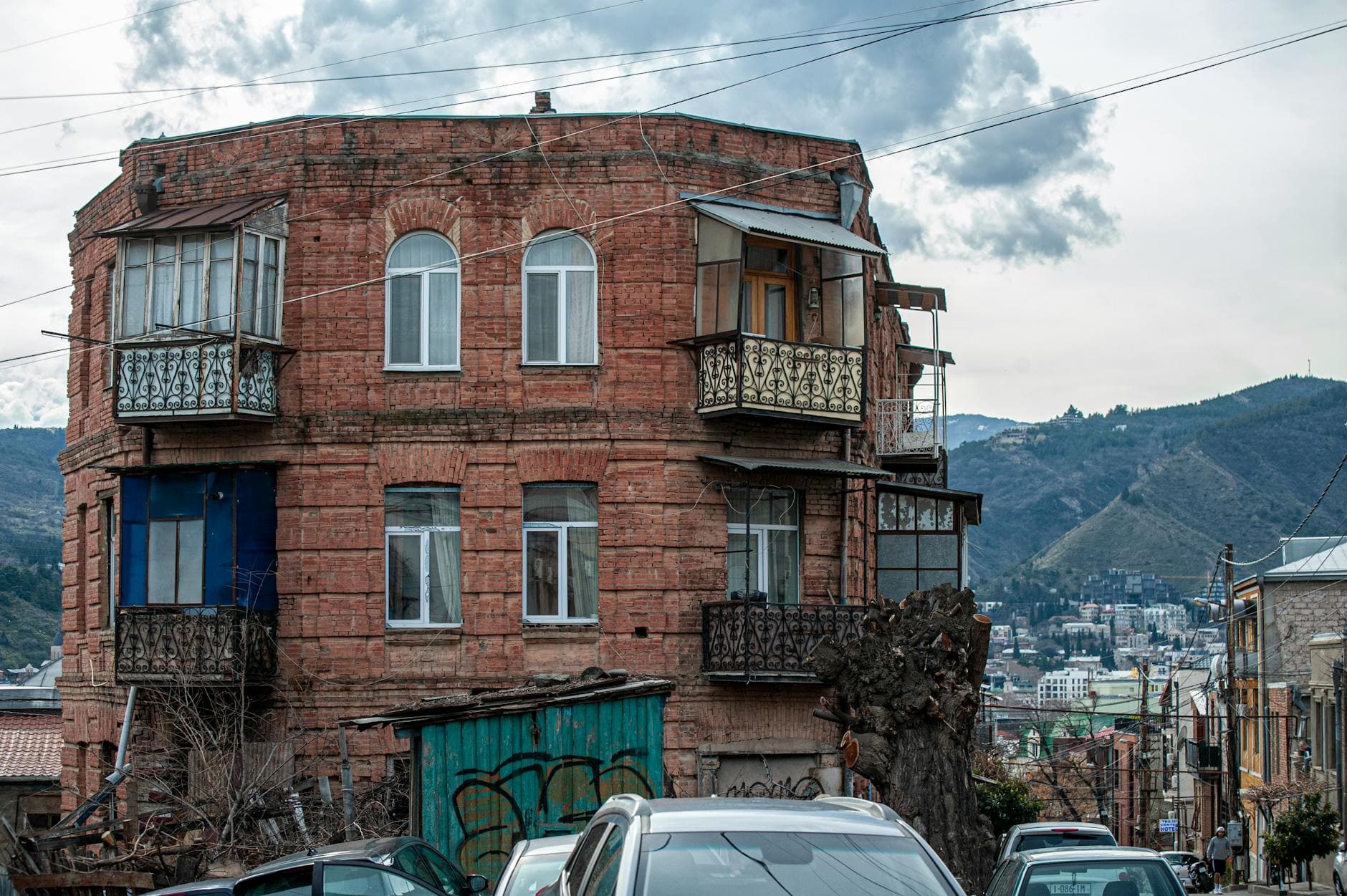 https://cdn.holicay.com/uploads/1779946227000-a2ed9ff7-5374-4c43-acdf-3df047752dc7-tbilisi-1.jpg