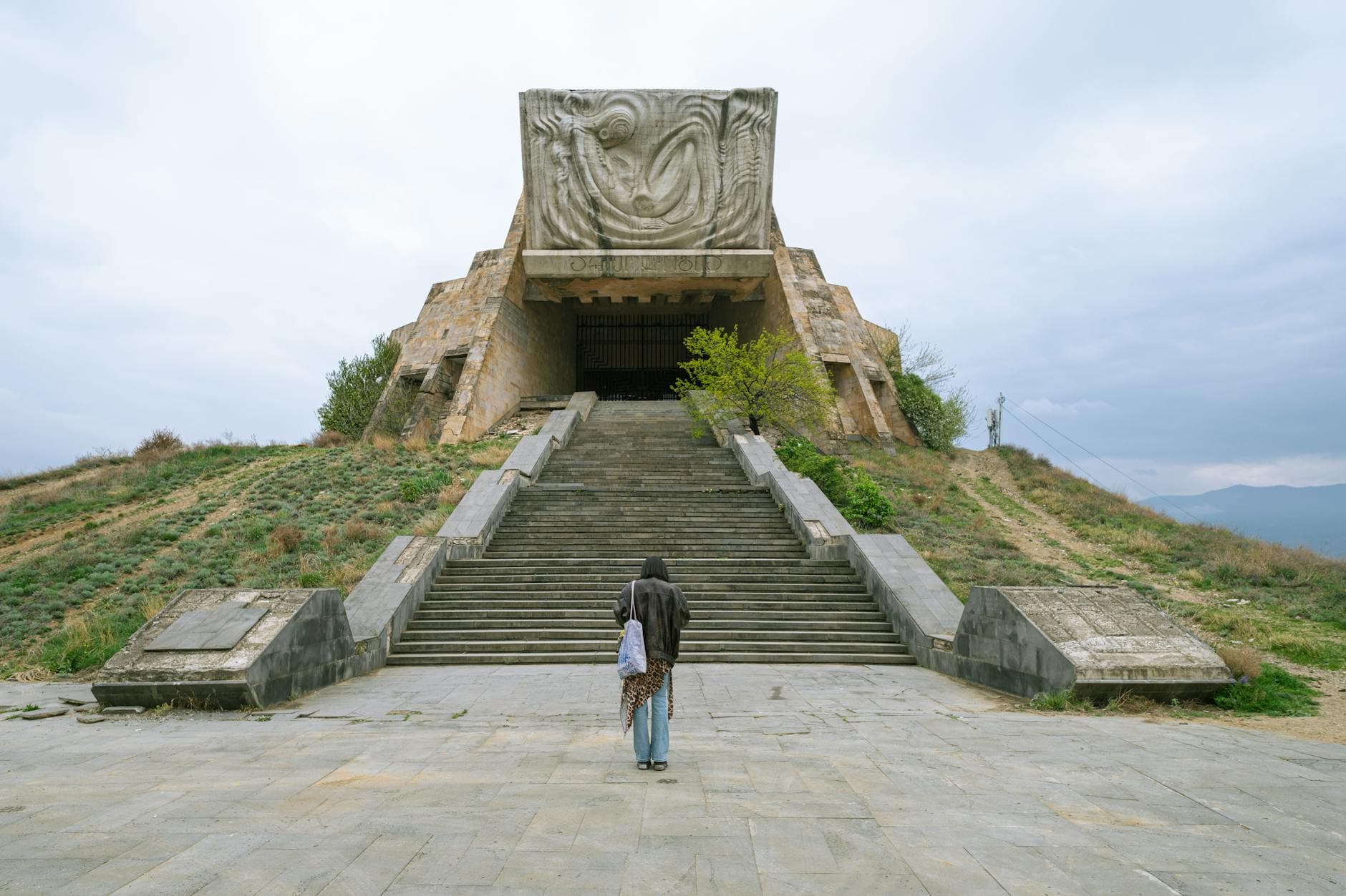 https://cdn.holicay.com/uploads/1779947138634-bb62b03b-67e1-4f0b-bab1-f648e170a367-tbilisi-1.jpg