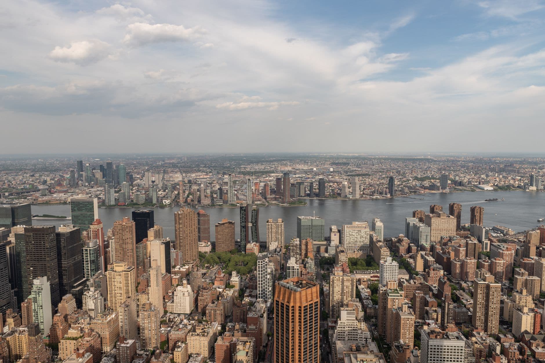https://cdn.holicay.com/uploads/1782106475292-d1cd6750-ce22-436a-8980-4698f5e19b65-new-york-city-1.jpg