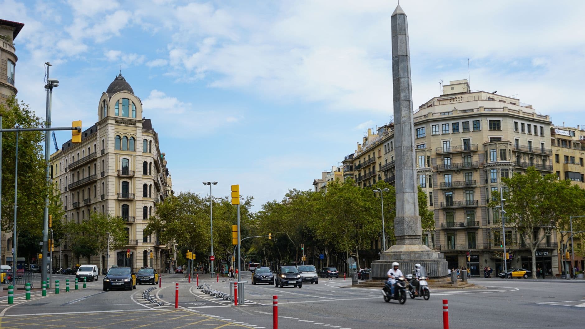https://cdn.holicay.com/uploads/1782224766043-68a0fc46-cba1-457b-99ee-1f522112b228-barcelona-2.jpg