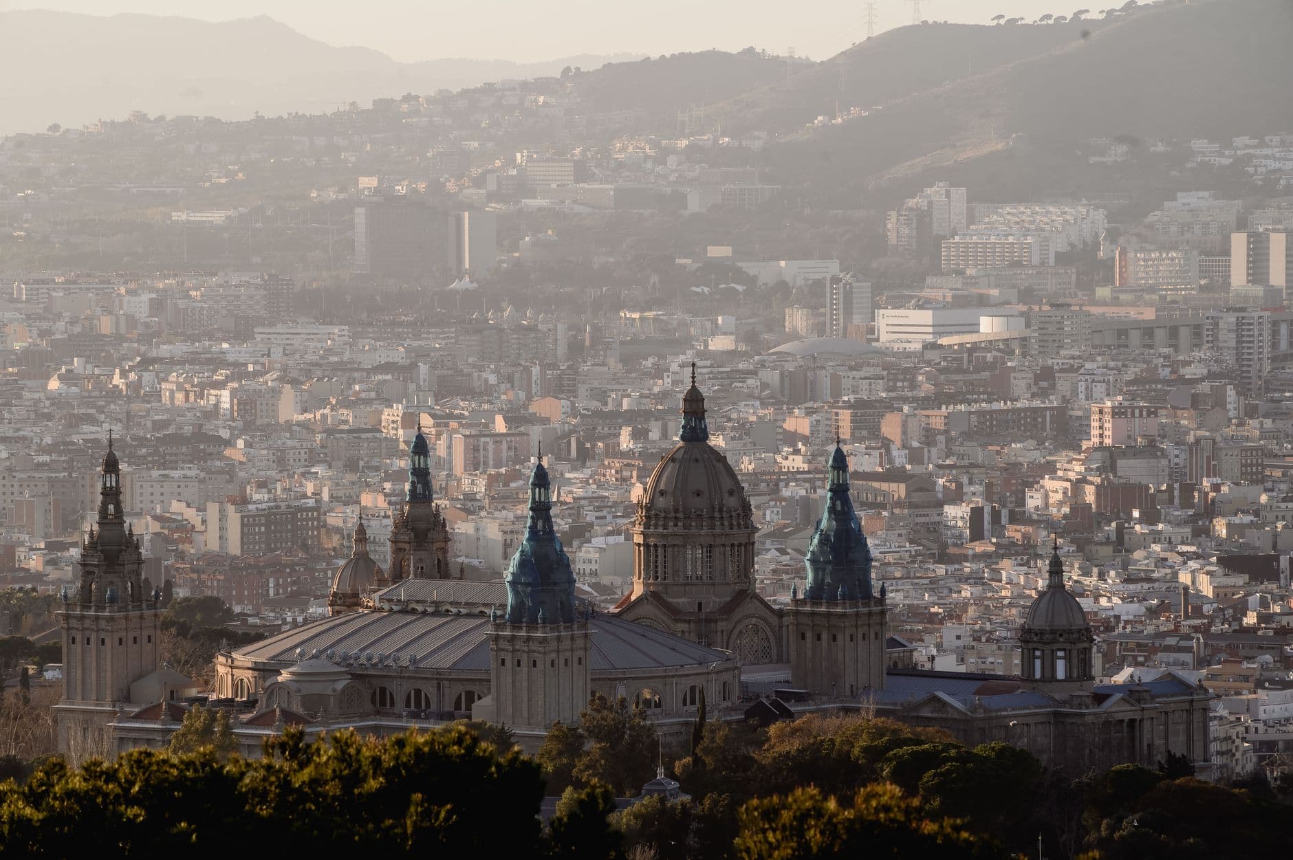 https://cdn.holicay.com/uploads/1782224766123-f8fce950-286f-4eea-b9f5-027151daf52f-barcelona-1.jpg