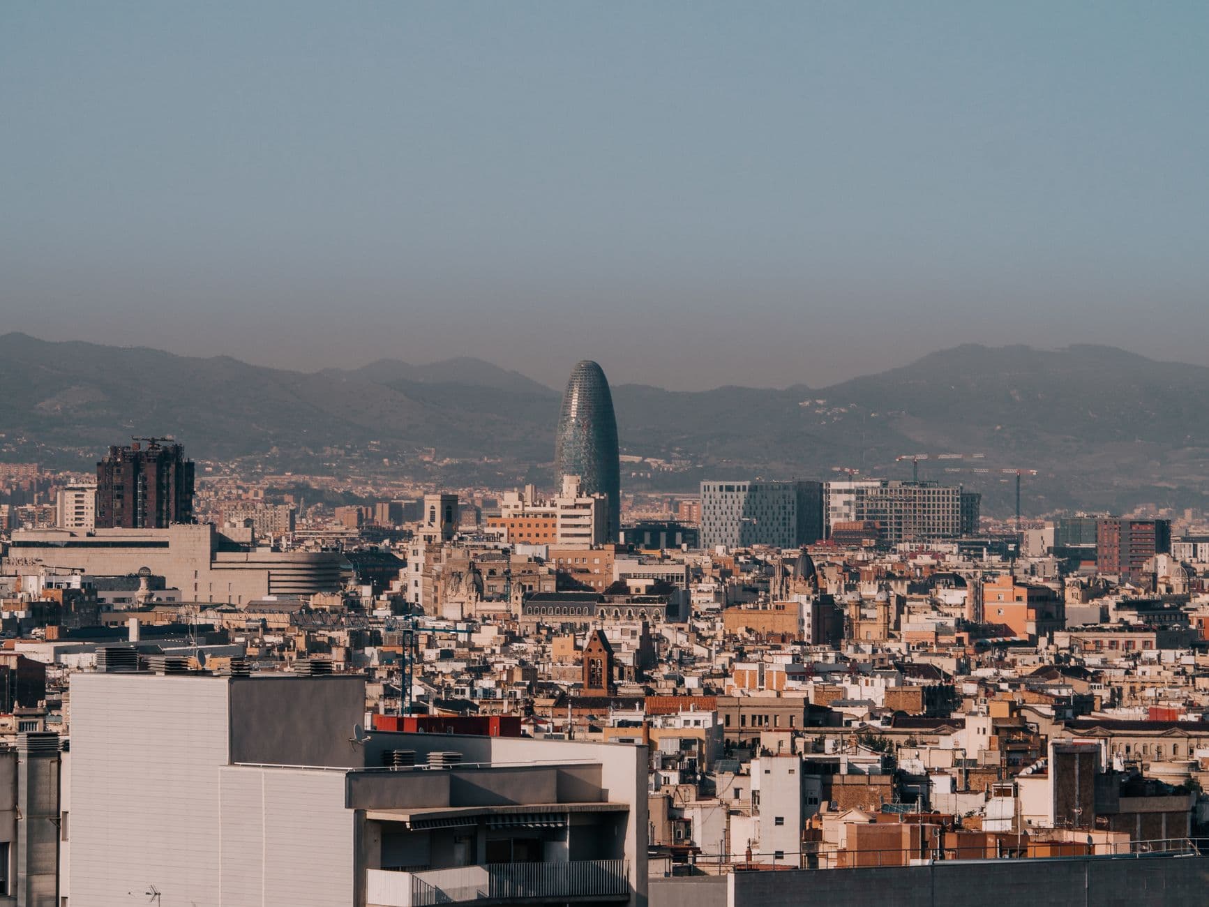 https://cdn.holicay.com/uploads/1782224919874-88120e40-ed26-478f-bd06-16284b37d328-barcelona-2.jpg
