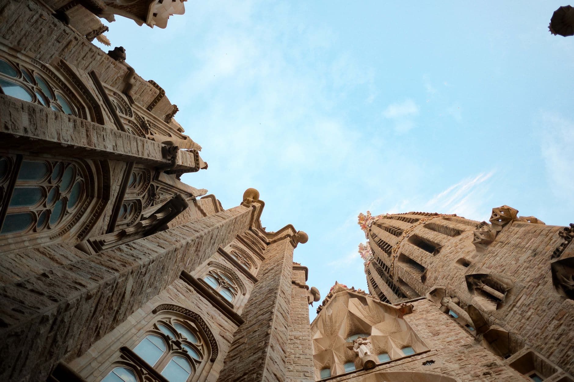 Top 20 Things to Do in Barcelona for Solo Travel 3xmk4m