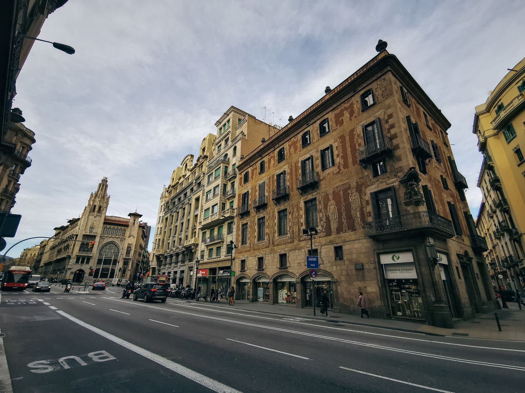 https://cdn.holicay.com/uploads/1782225165035-40af51be-8c69-40d5-b7e8-bc420c0fd7b8-barcelona-3.jpg