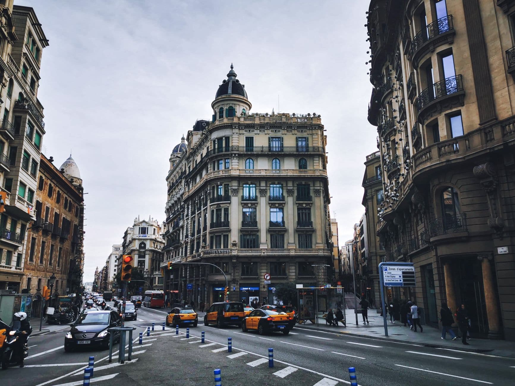 https://cdn.holicay.com/uploads/1782225165179-df1394ac-c7e6-4381-ba2e-cc5eeeb1723a-barcelona-2.jpg