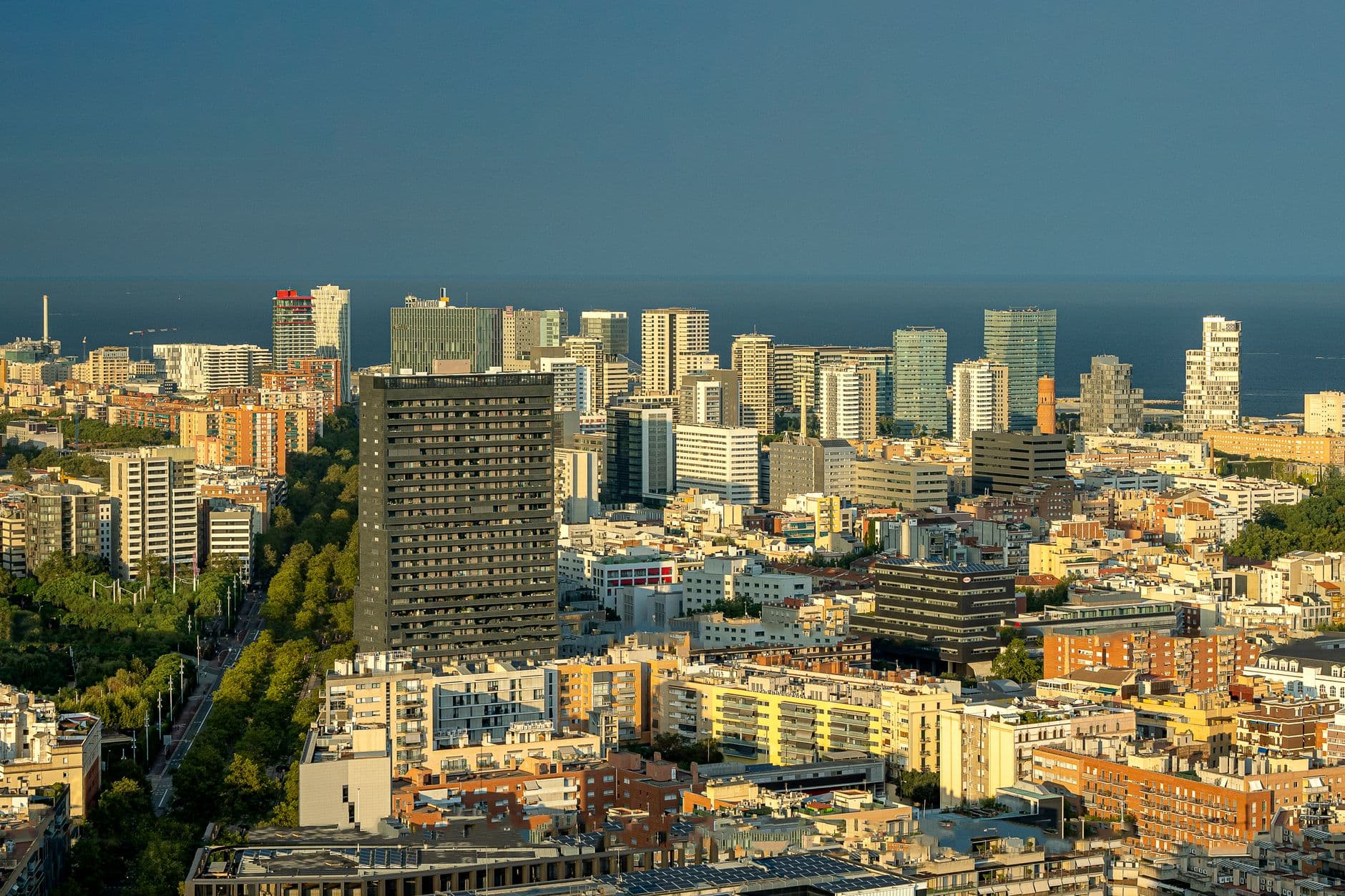 https://cdn.holicay.com/uploads/1782225424178-30b7ed9c-f748-46ef-988e-08b76f6586b7-barcelona-2.jpg