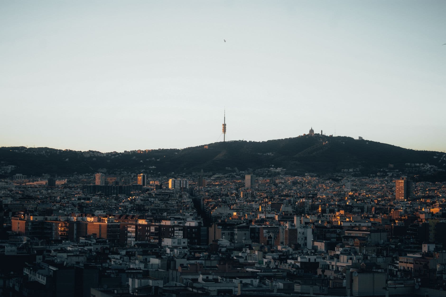 https://cdn.holicay.com/uploads/1782226242583-561db6dd-c3e2-486e-b777-bba3c51493e5-barcelona-2.jpg