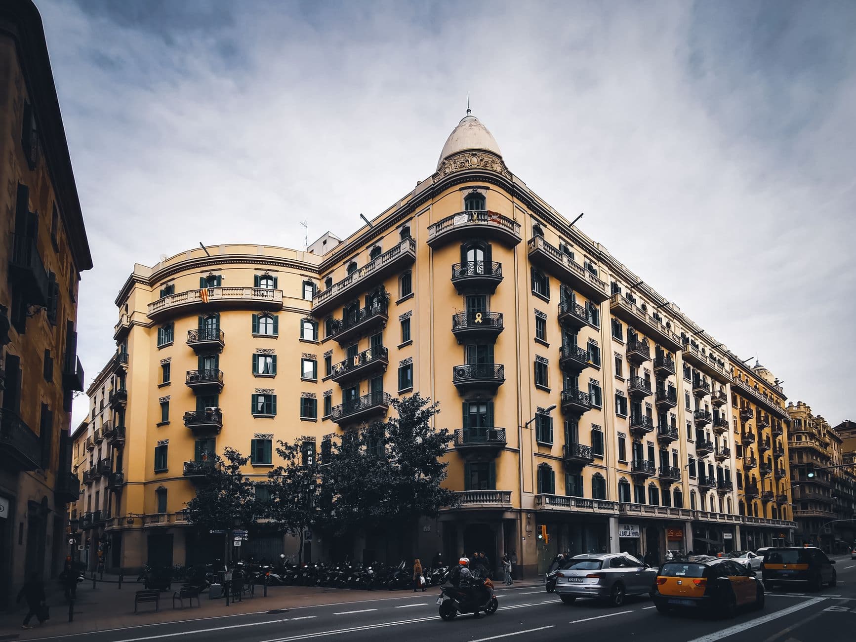 https://cdn.holicay.com/uploads/1782226437953-674e977a-7b33-41a0-a0db-8a3dabae4234-barcelona-1.jpg