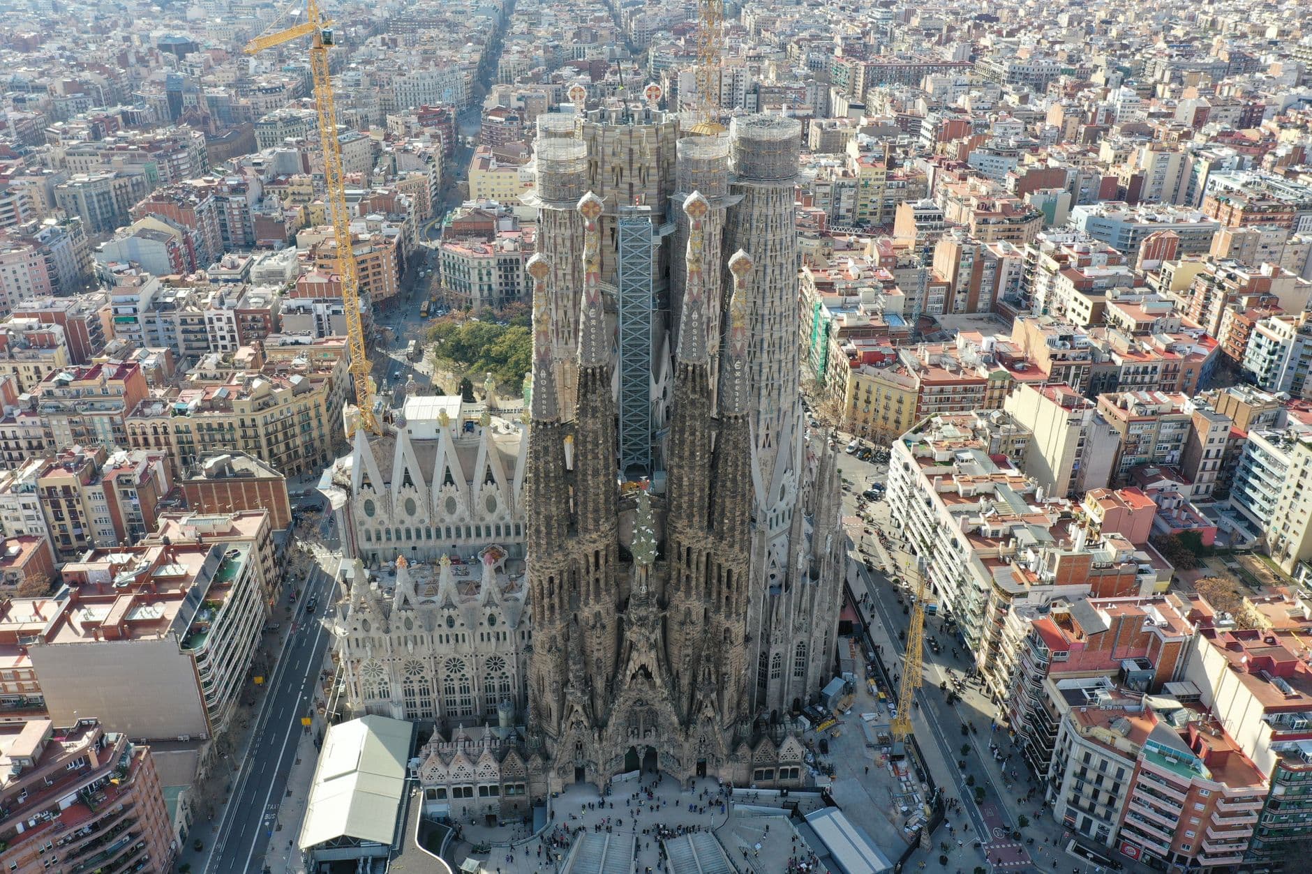 https://cdn.holicay.com/uploads/1782226724369-644c3c27-fe91-473f-a0dd-6aa970cb2ecf-barcelona-3.jpg
