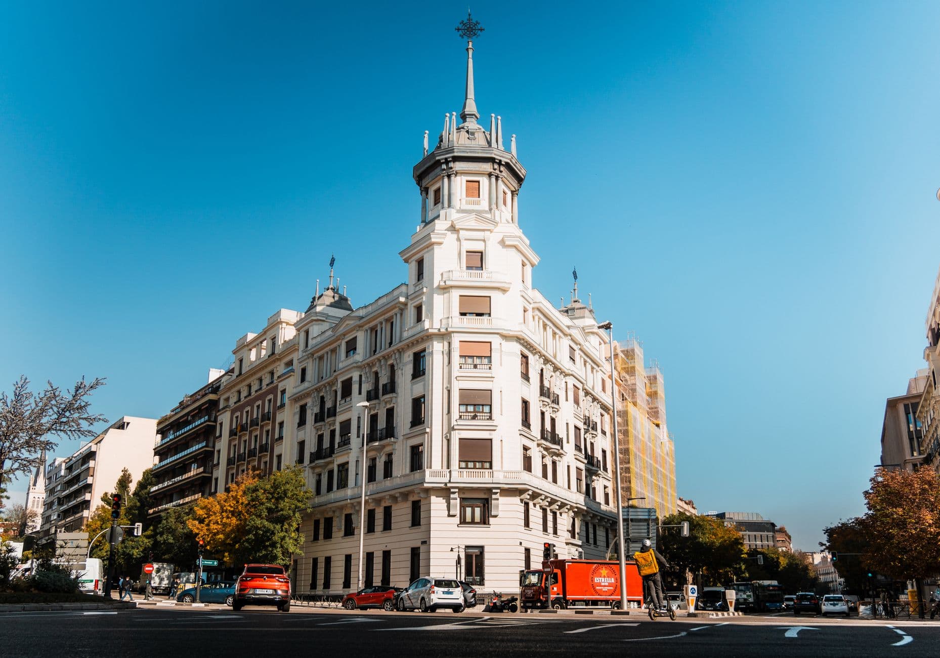 https://cdn.holicay.com/uploads/1782289678283-ae4cb4ce-a75f-4145-affe-6f163fd4dd2d-madrid-3.jpg