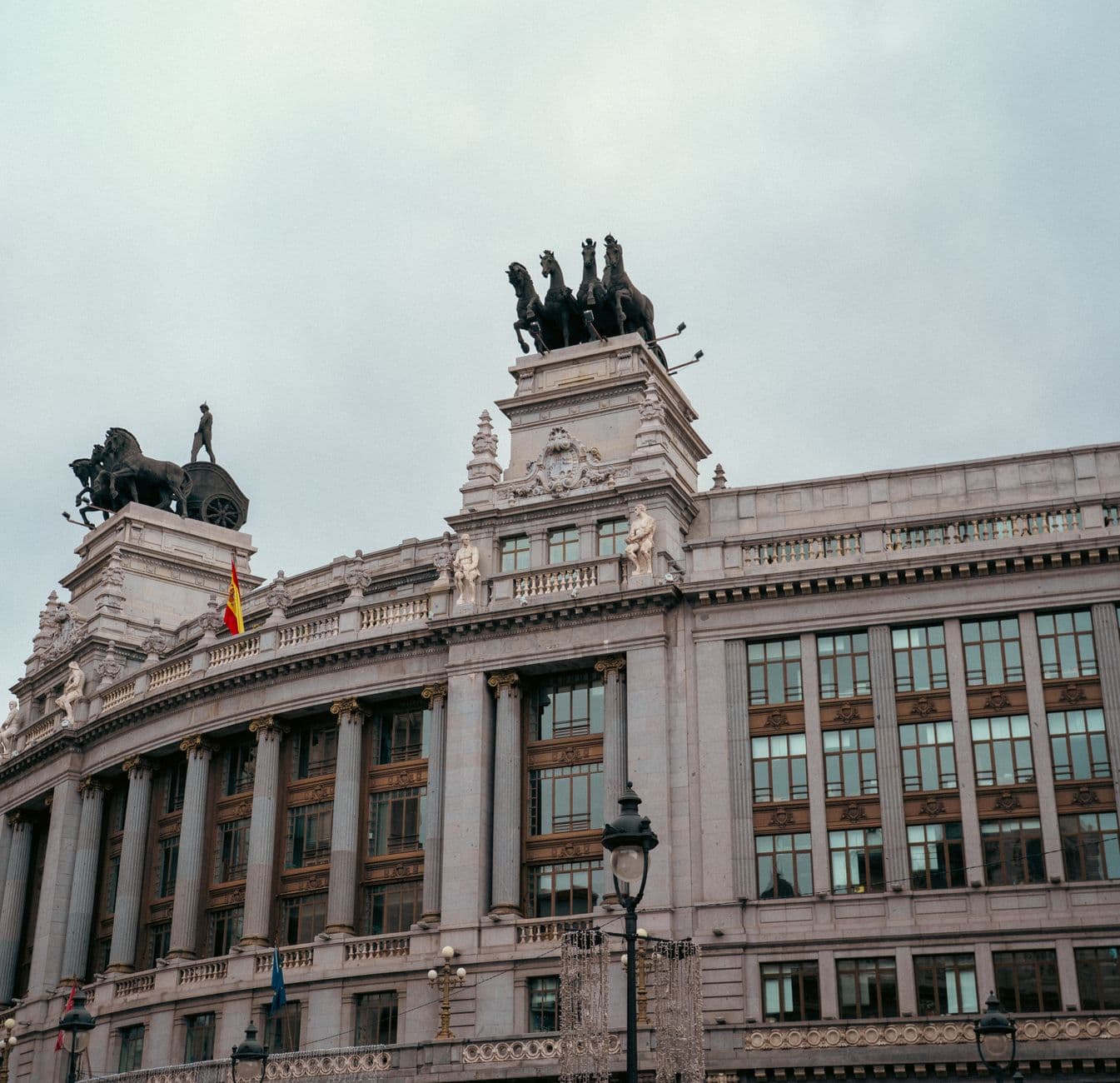 https://cdn.holicay.com/uploads/1782290990183-f9b5ccd5-de11-40b3-8f31-4765f7314703-madrid-2.jpg