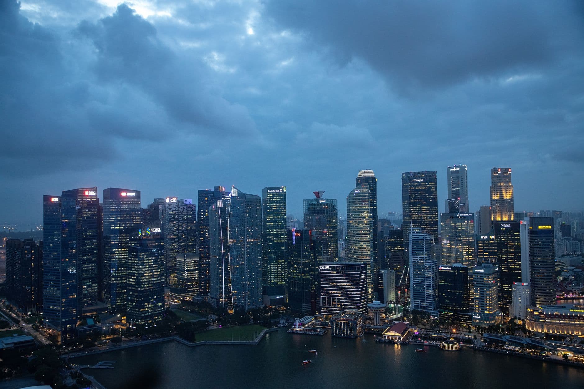 https://cdn.holicay.com/uploads/1782368117933-341402ff-0d4a-4149-9554-dfb4ae5a7ce9-singapore-2.jpg