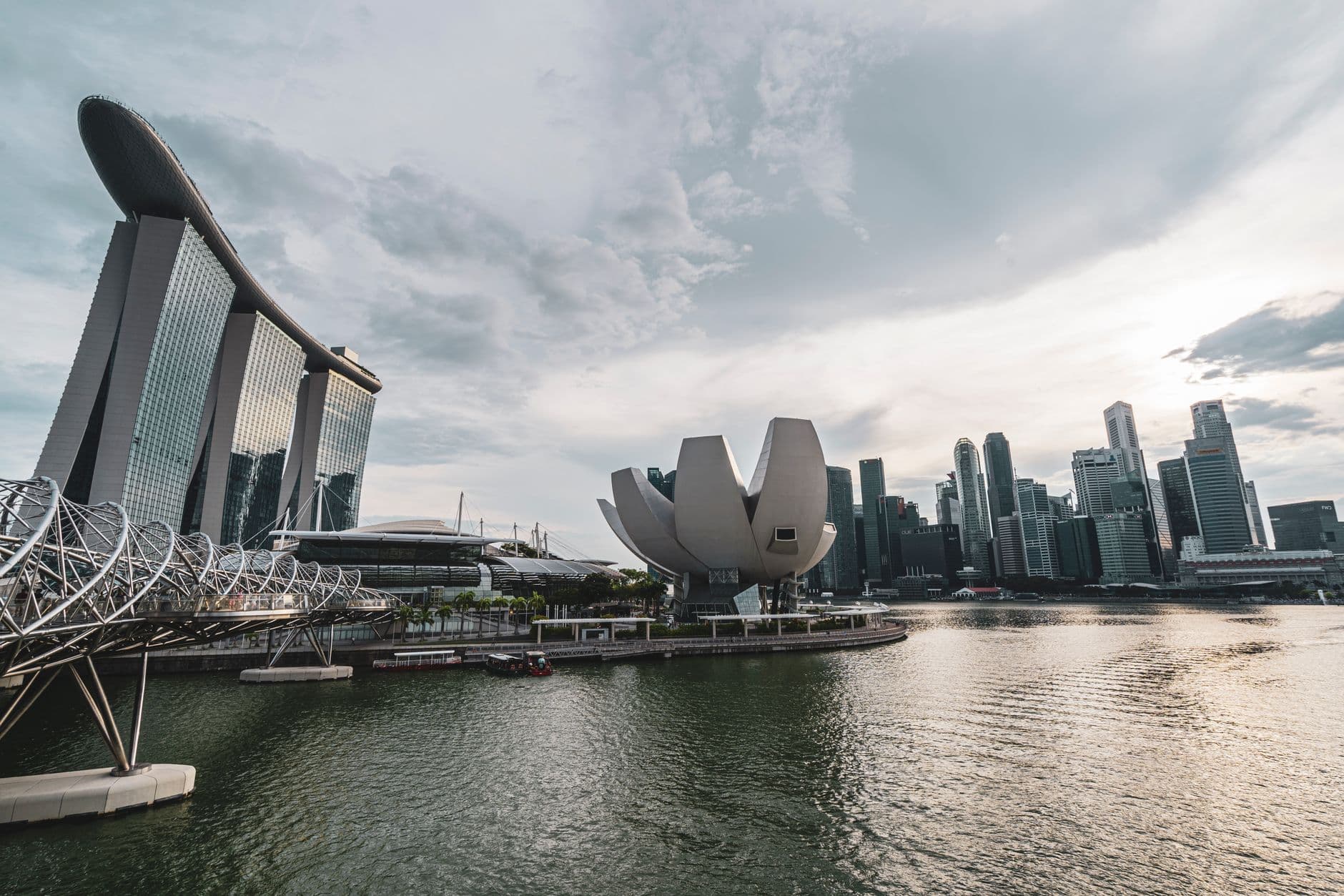https://cdn.holicay.com/uploads/1782369168348-0a08de5d-5e26-4d11-9fa3-03ed5d3e670c-singapore-2.jpg