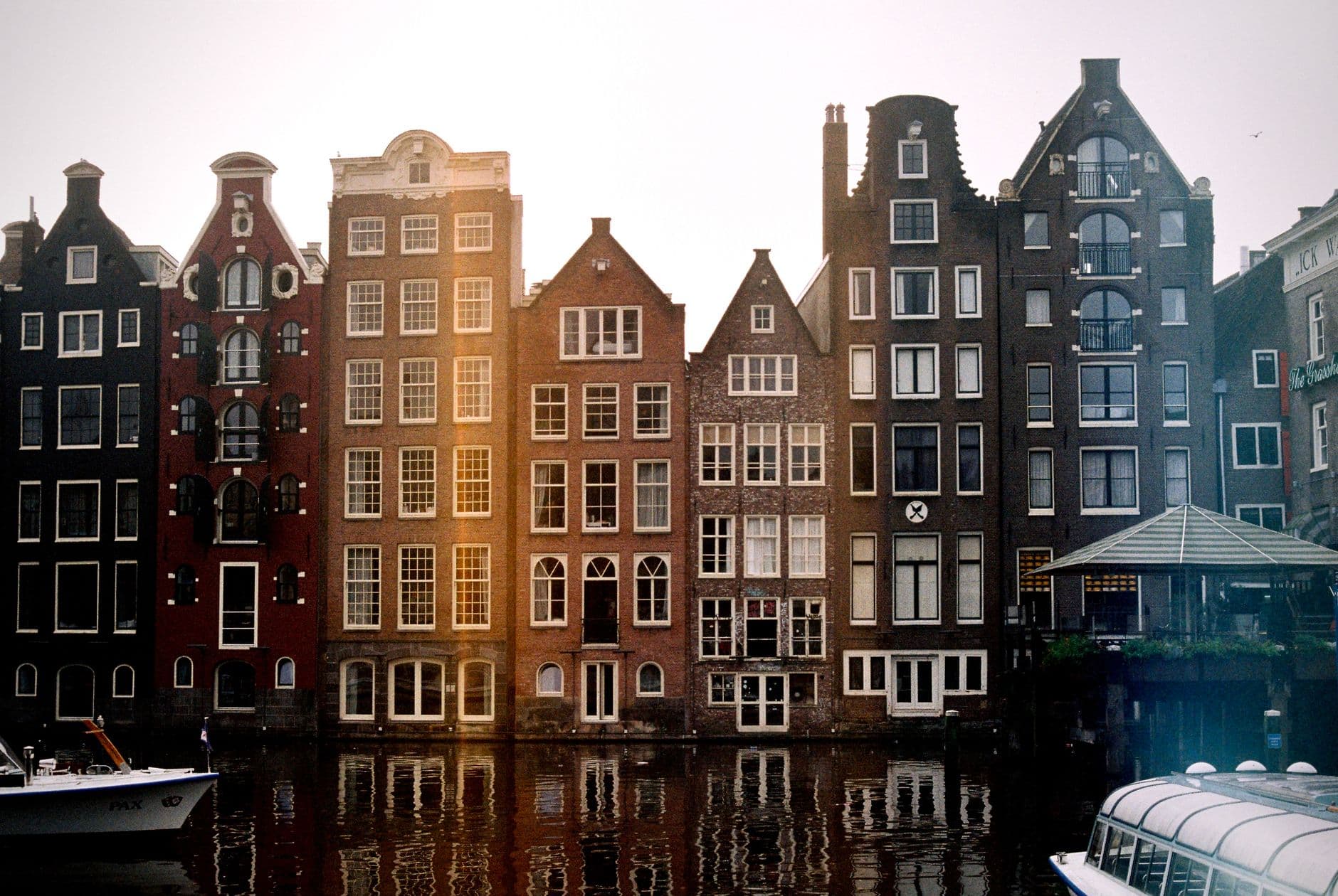 https://cdn.holicay.com/uploads/1782808613803-625150ba-1d7c-4ba1-b88f-0e244028818a-amsterdam-2.jpg