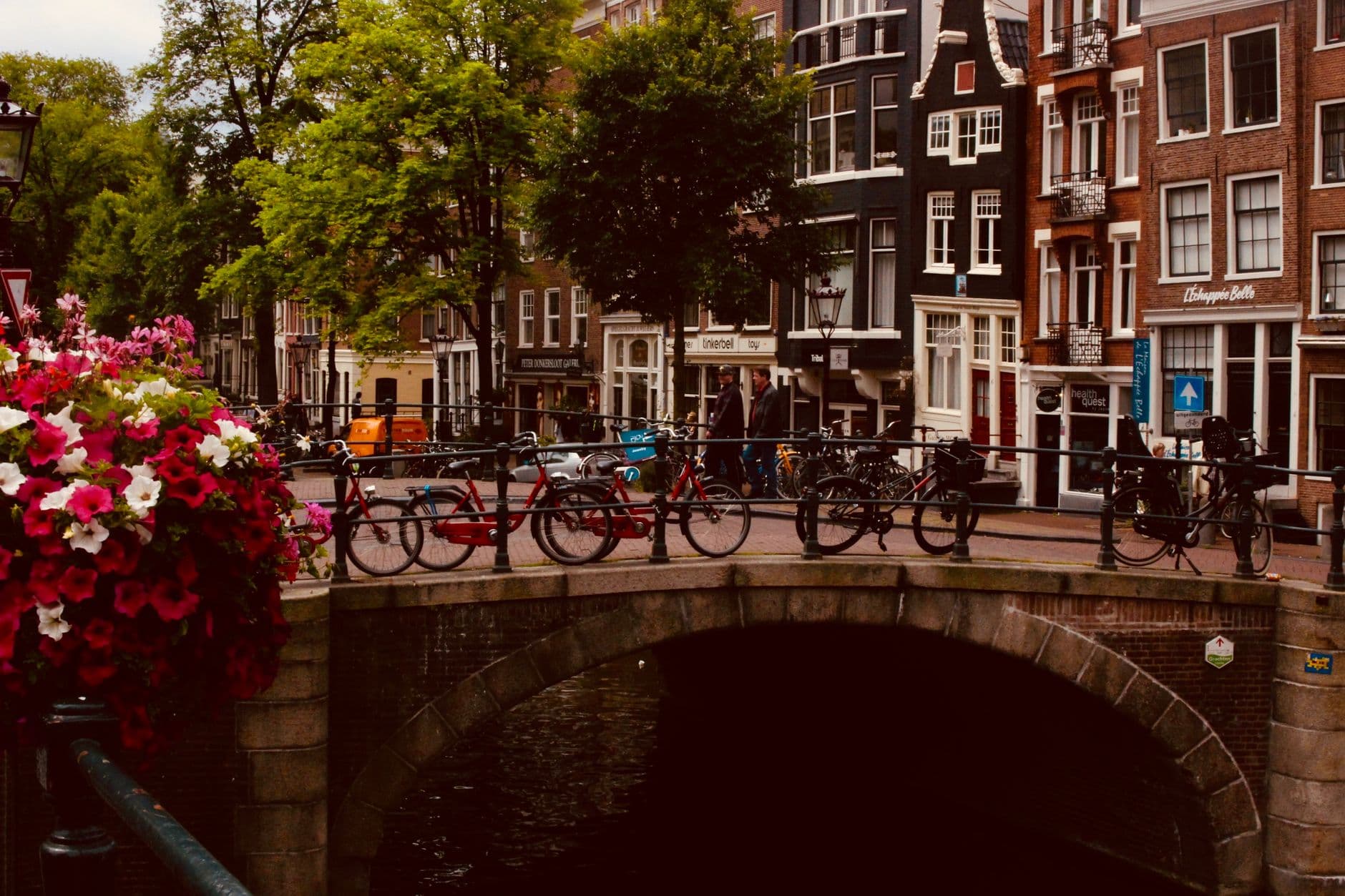 https://cdn.holicay.com/uploads/1782808613810-dce89ab1-d85b-40a4-b4a9-da160317d206-amsterdam-1.jpg