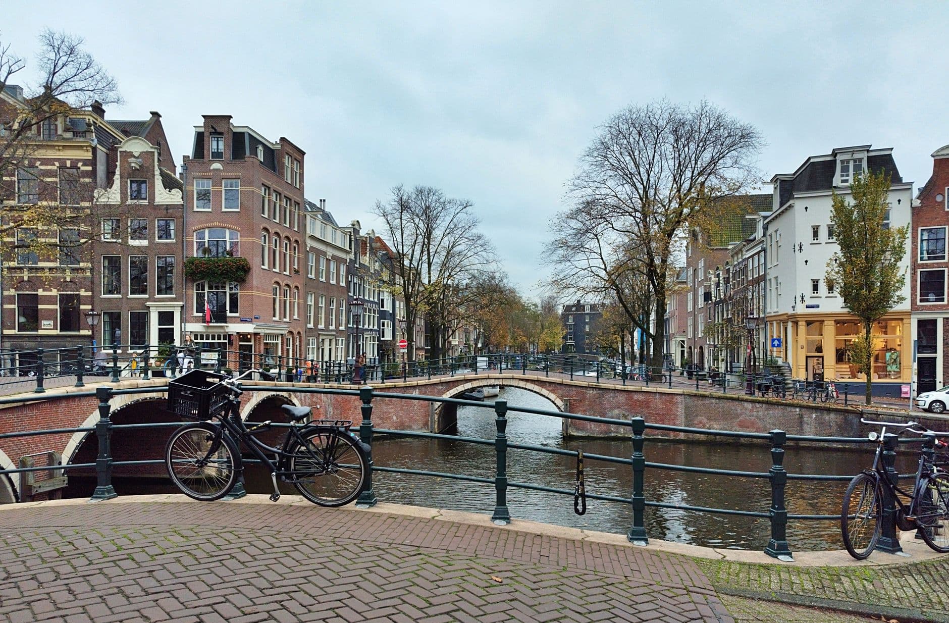 https://cdn.holicay.com/uploads/1782808786811-fb56a2a9-b6fb-4847-b93e-1f7c7c1093ed-amsterdam-1.jpg
