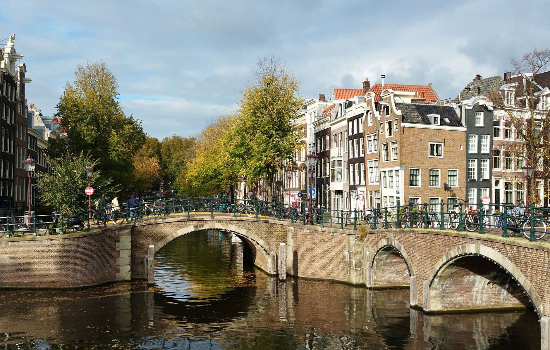 https://cdn.holicay.com/uploads/1782808845079-7be0aba3-4e6e-4010-a584-4ae026c49b52-amsterdam-3.jpg
