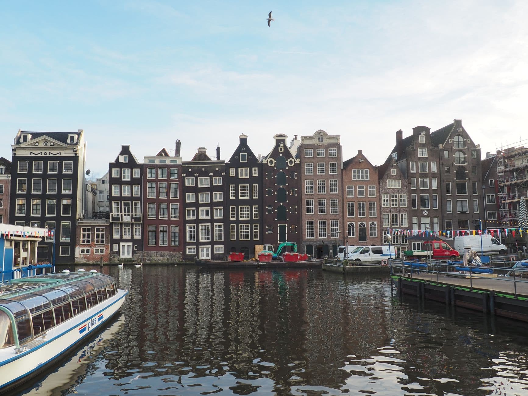 https://cdn.holicay.com/uploads/1782809010980-ca050a4e-228f-4199-a6ab-d857c9379c9c-amsterdam-2.jpg