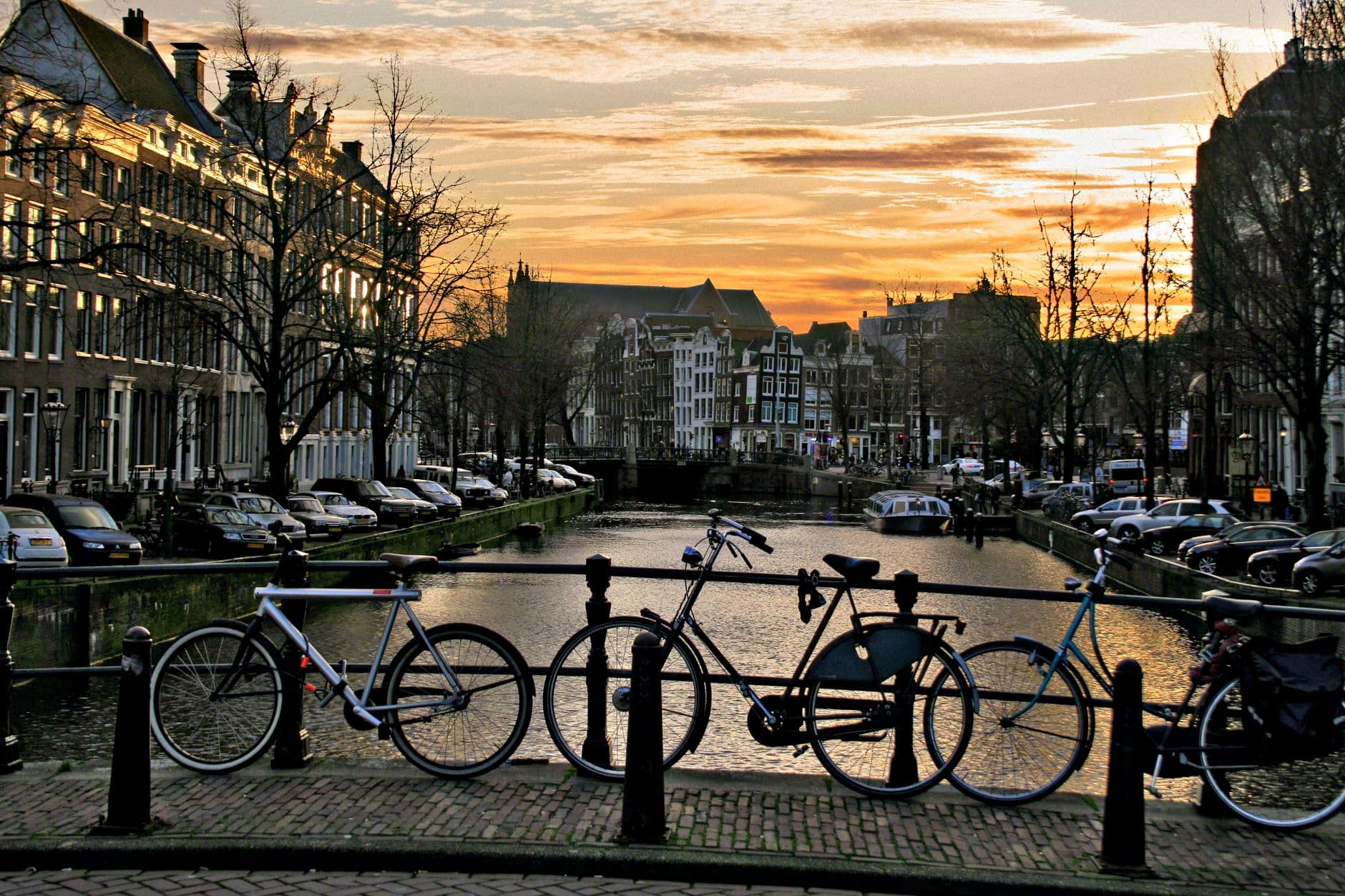 https://cdn.holicay.com/uploads/1782809126076-c2681462-1769-40d6-882e-be9a84d5ec78-amsterdam-1.jpg