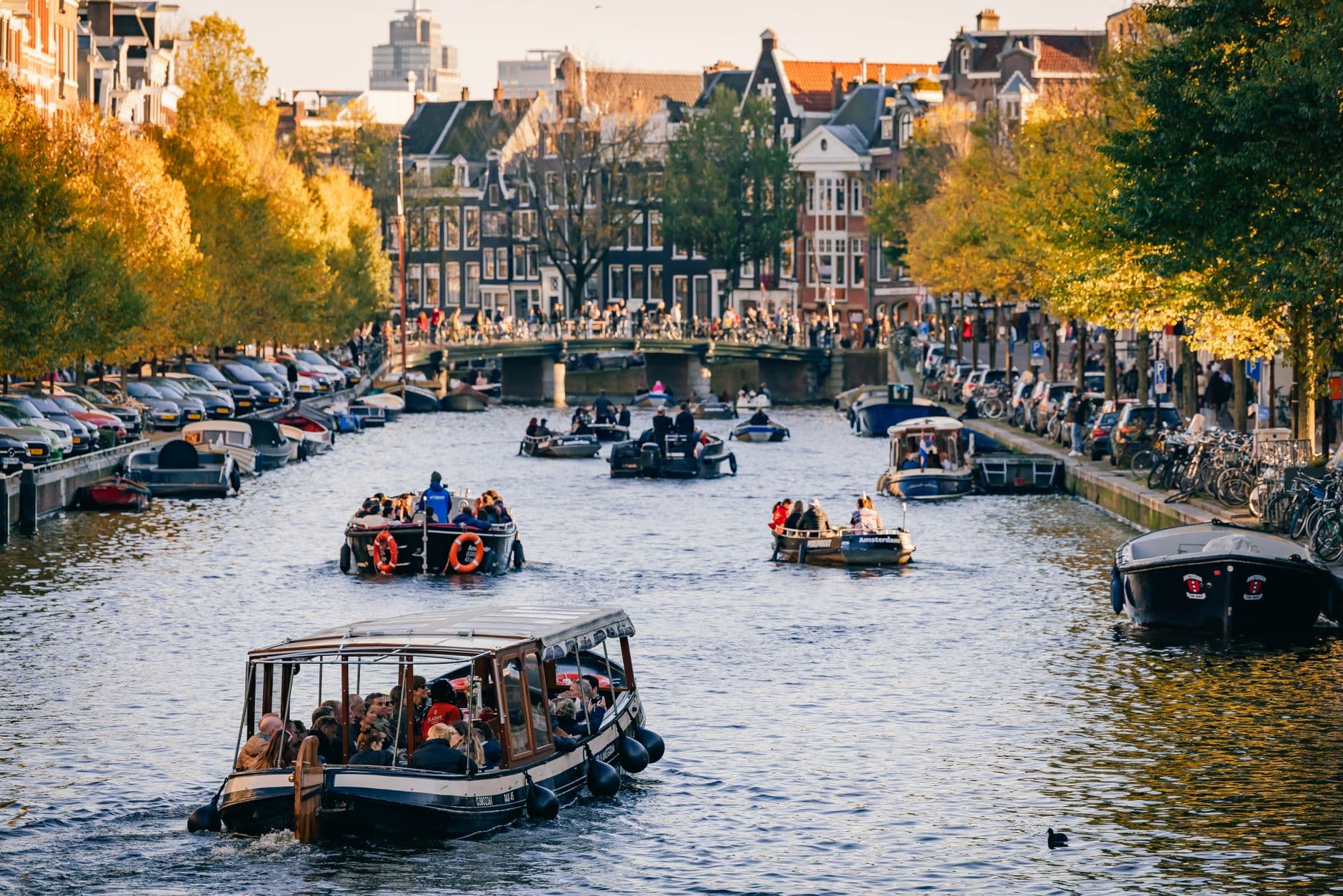 https://cdn.holicay.com/uploads/1782809232027-e0fa67b4-4792-43e3-8d0d-5a8024259824-amsterdam-1.jpg